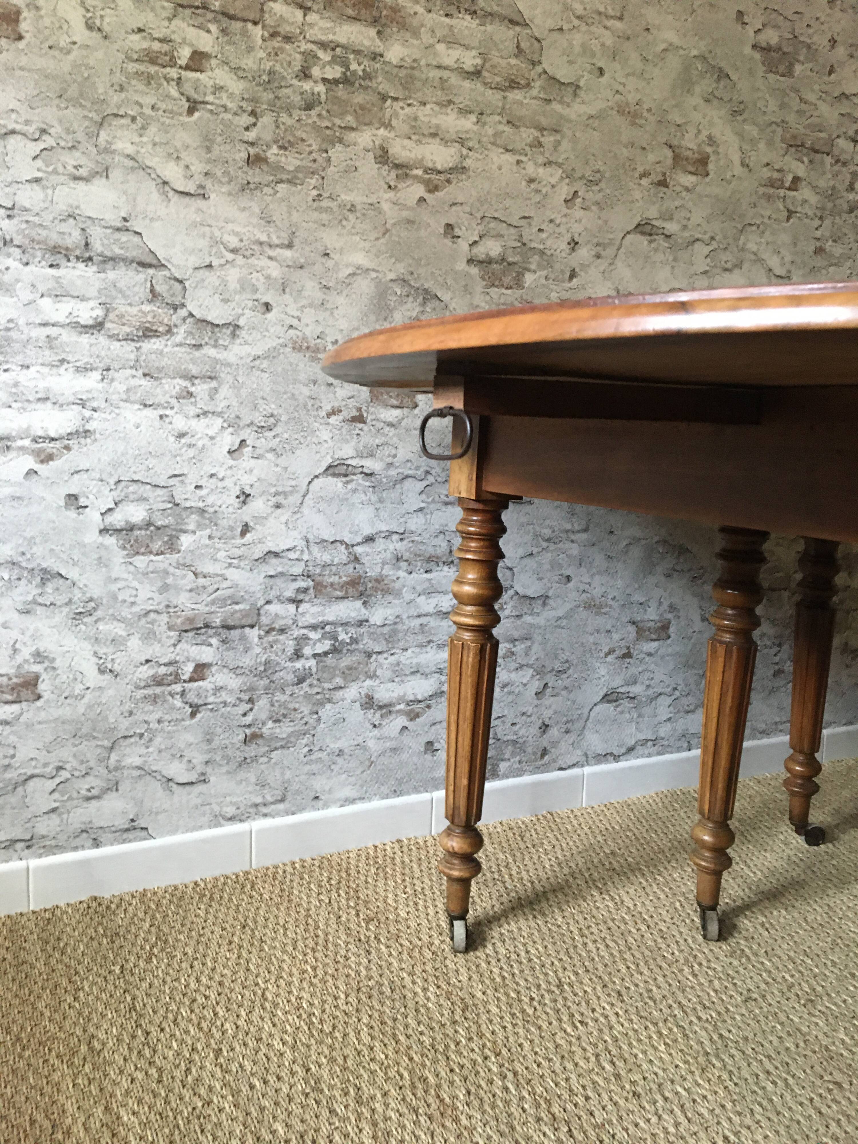 Extendable cherry round table