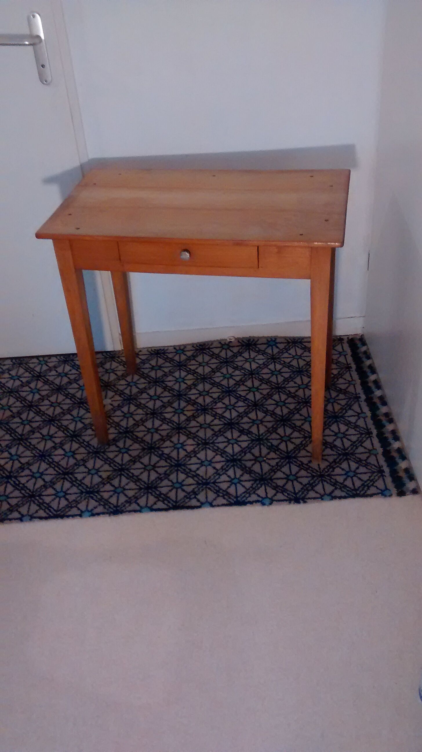 Side table feet spindle