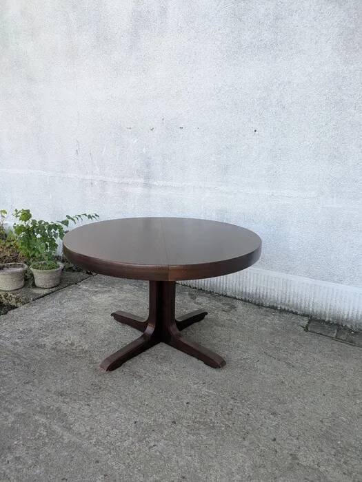 Round table with butterfly extensions