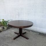 Round table with butterfly extensions