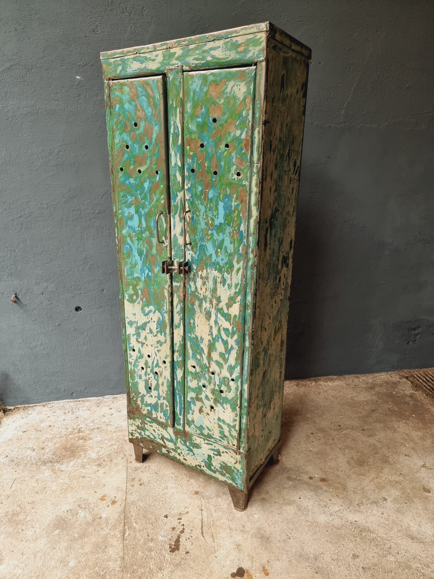 Armoire industrielle casier
