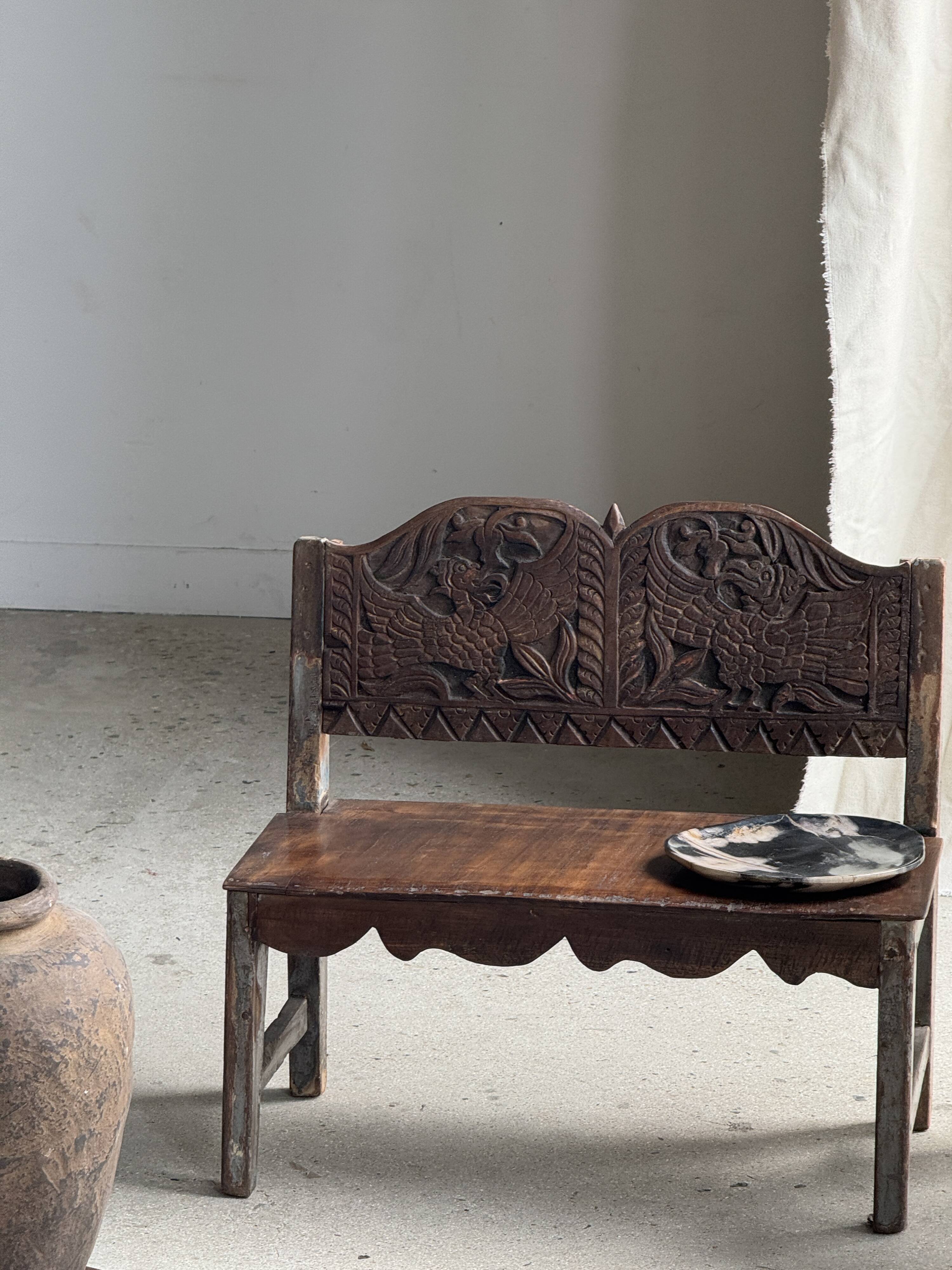 Mini banc à dossier sculpté à motif d'oiseaux stylisés H58 L61