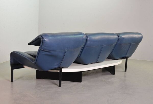 Vico Magistretti Canapé 3 places flexible Cassina en cuir bleu « Veranda », Italie