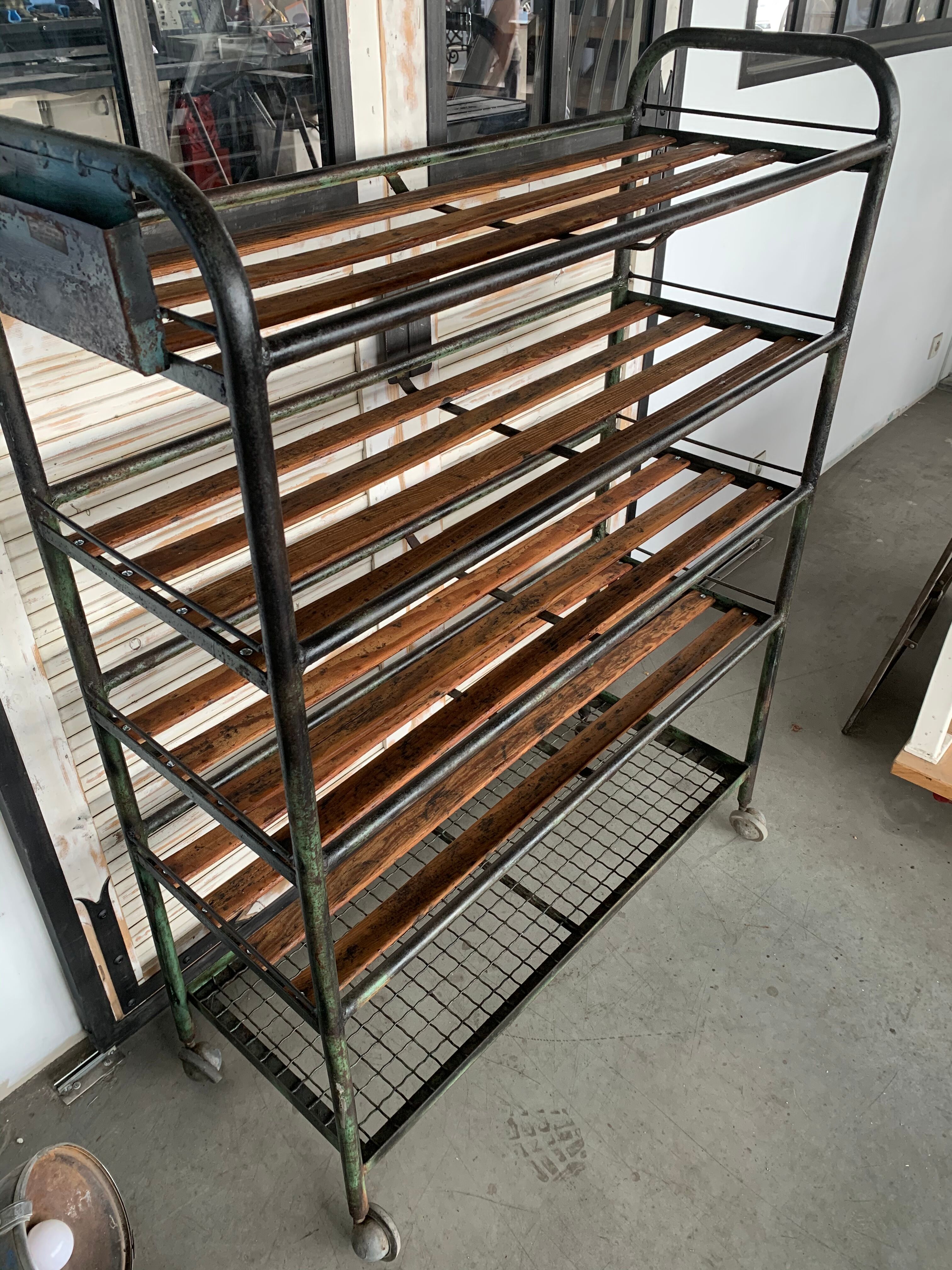 Industrial shelf on roulette