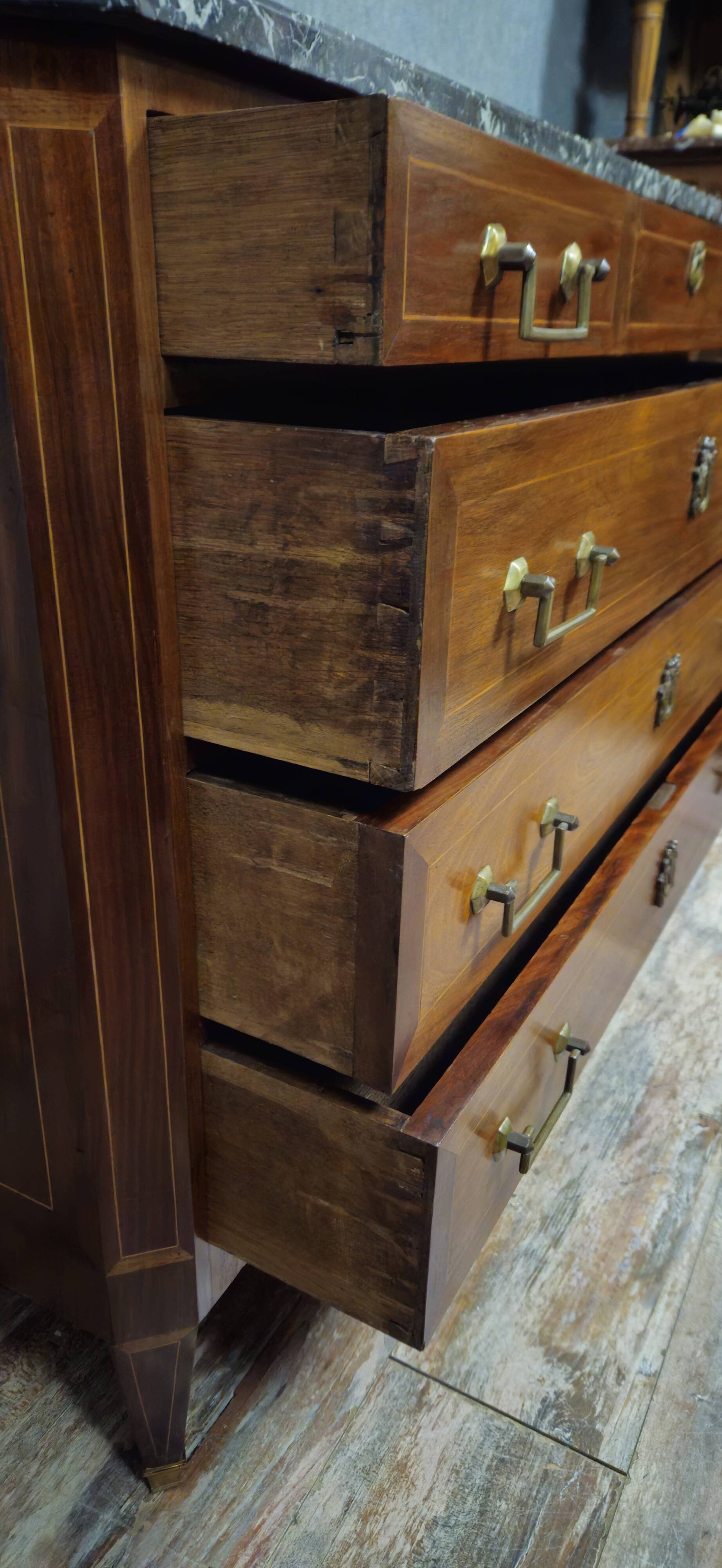 Commode ancienne époque Louis XVI en acajou et filets avec plateau marbre