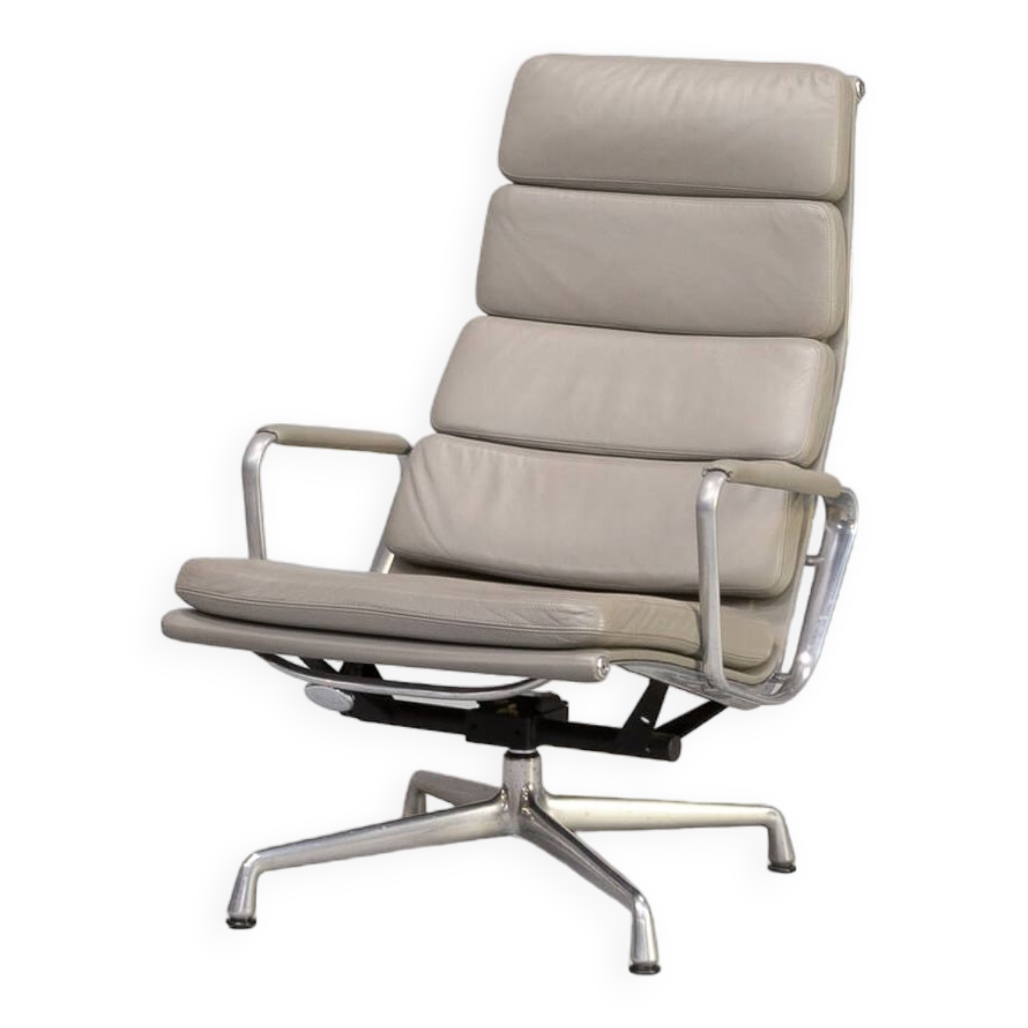 Charles and Ray Eames EA222 soft pad lounge fauteuil for Vitra