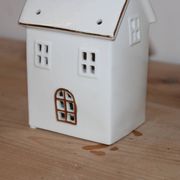 Photophore maison en céramique blanche et dorée – Décoration lumineuse de Noël