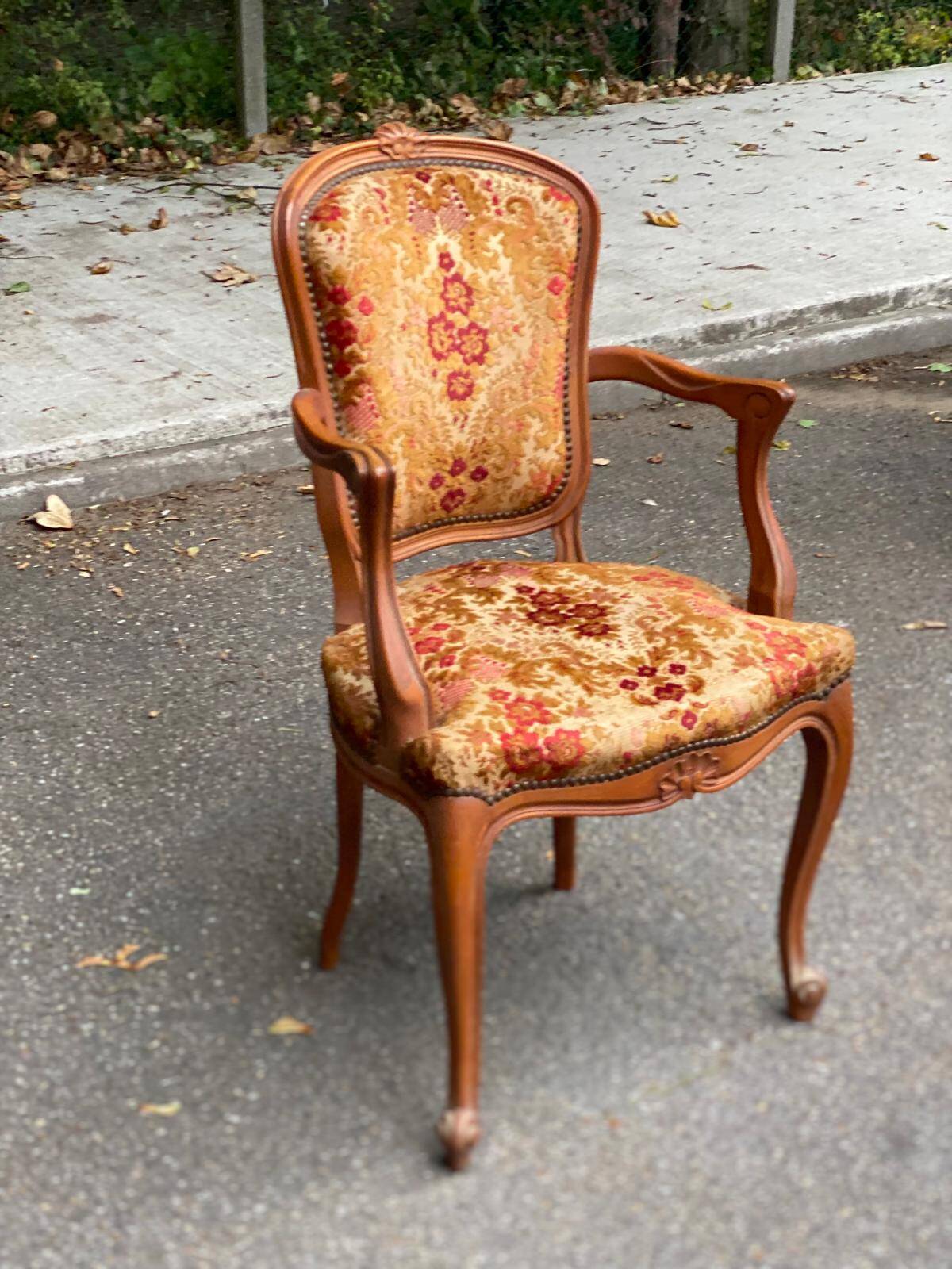 Louis XV armchair in carved solid wood and red and yellow fabric