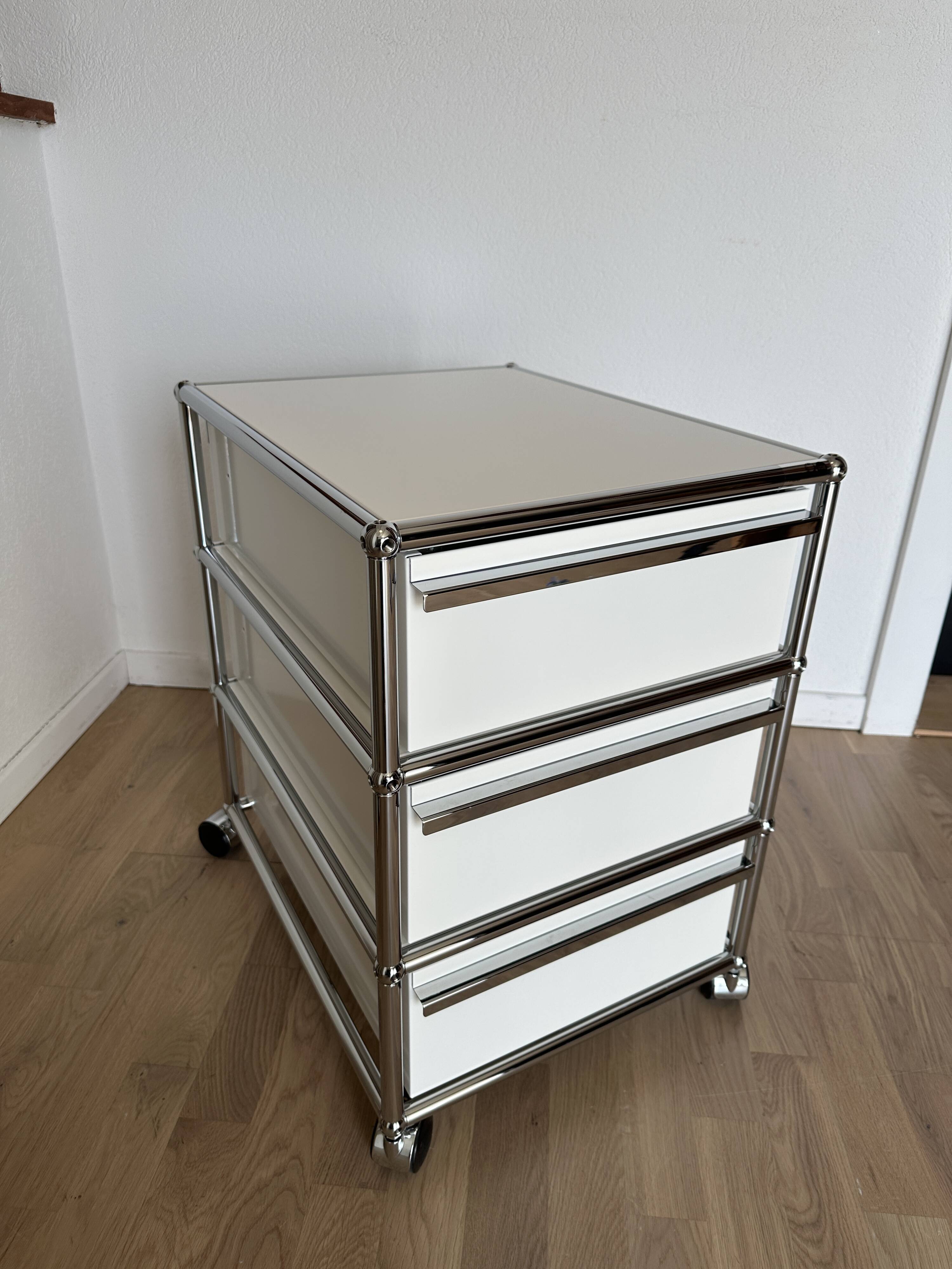 USM Haller wheeled caisson in Pure White