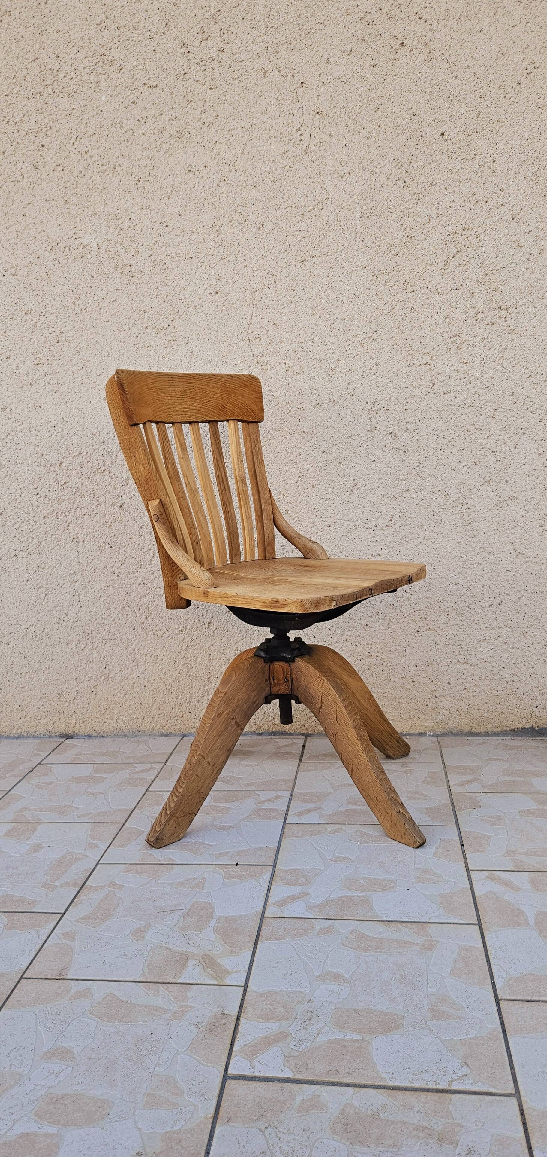 Chaise de bureau pivotante en chêne blond vers 1930