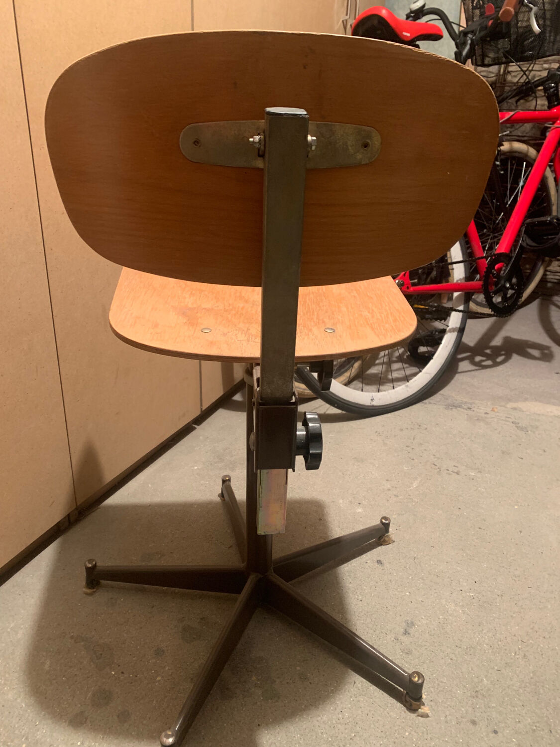 Adjustable workshop chair