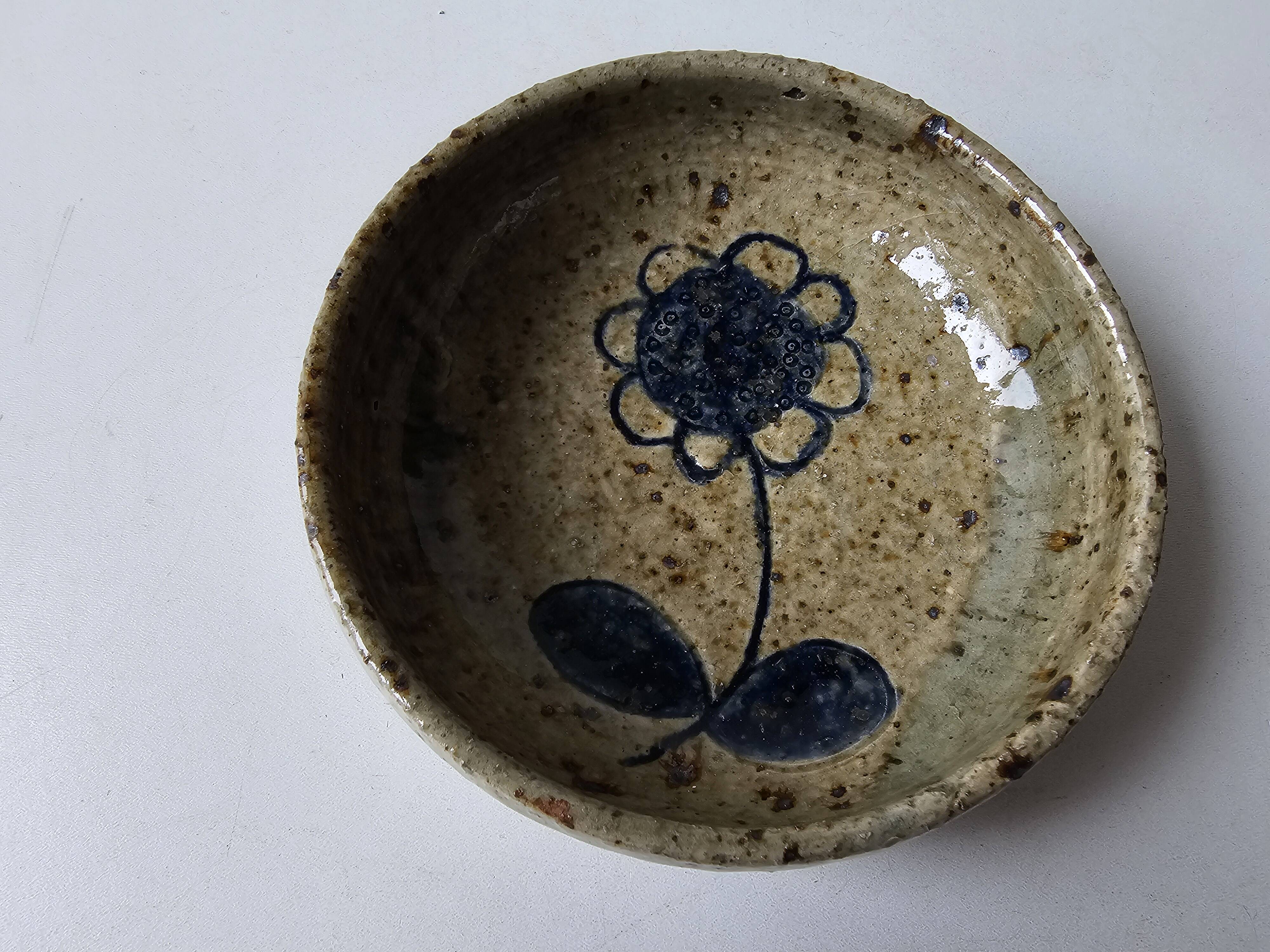 Ceramic bowl emptier with floral motif by suzanne dauliach
