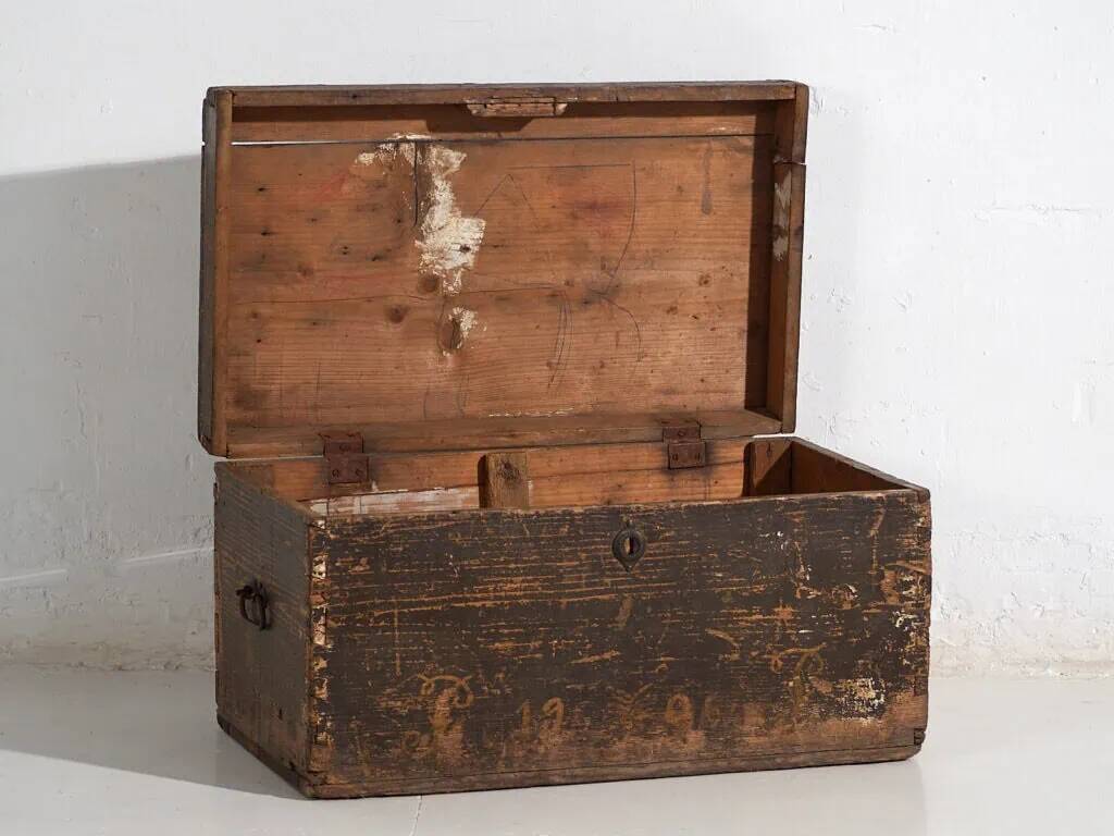 Antique chest with dark patina (Year 1906) #5