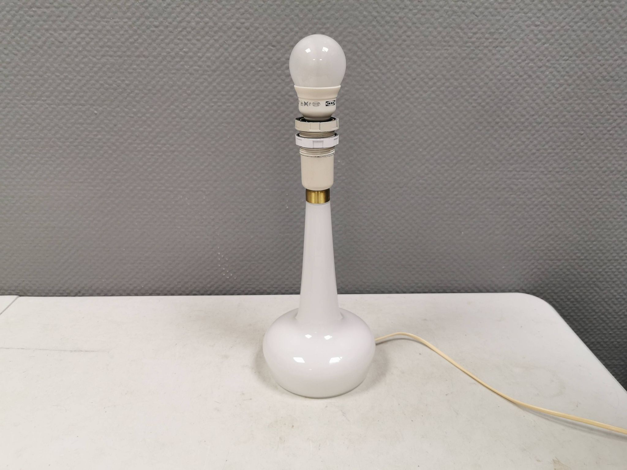 Lampe de table Le Klint, verre opalin blanc laiteux, dessus en laiton, modèle 311