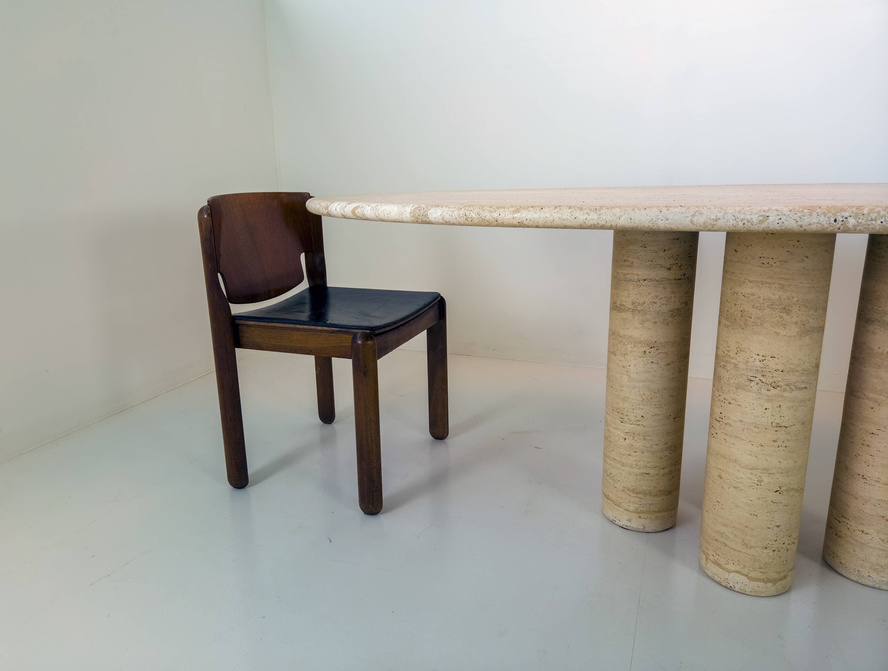 Mario Bellini – Il Colonnato – Italian travertine dining table, ca. 1980