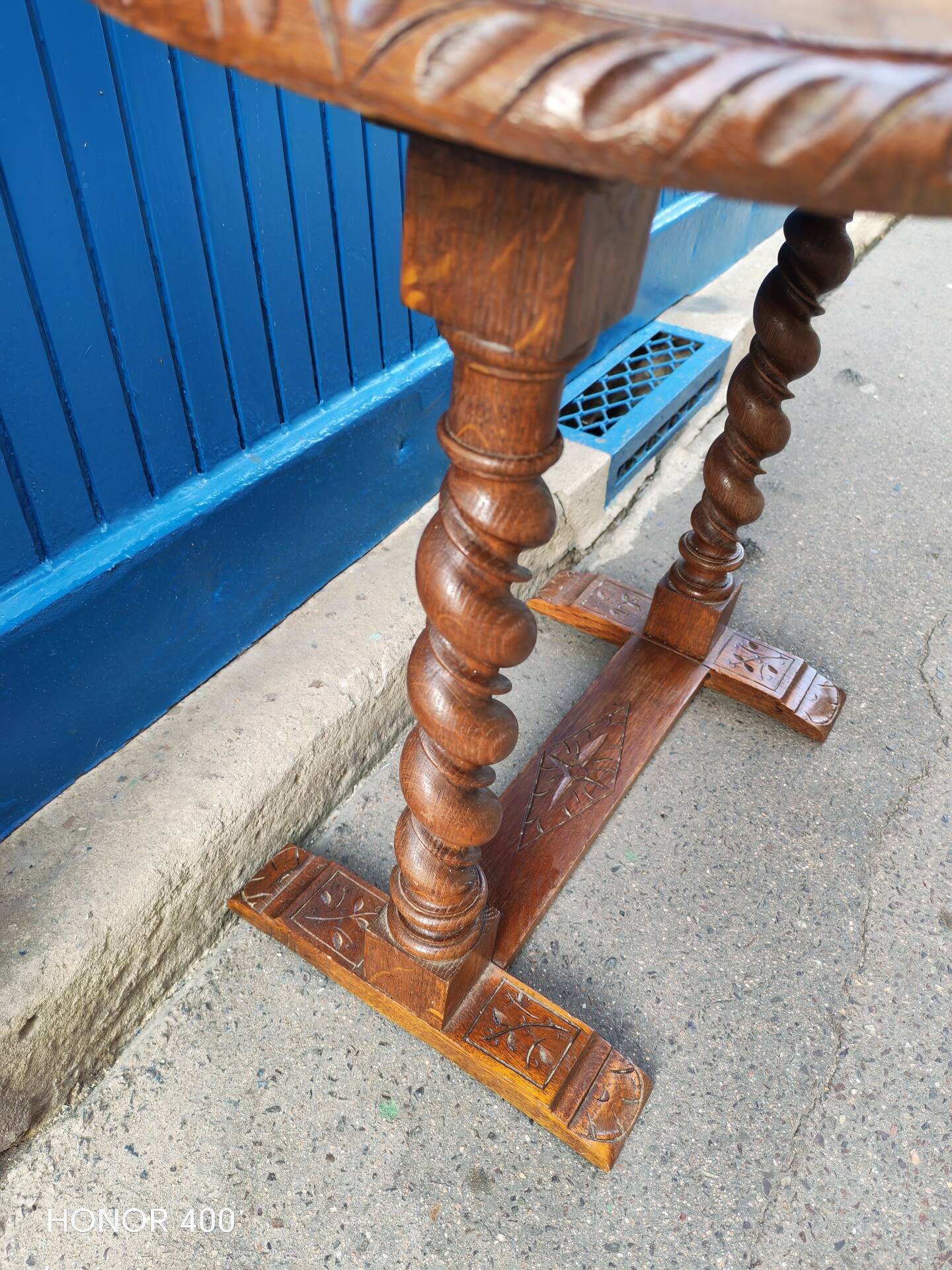 Drop-leaf coffee table