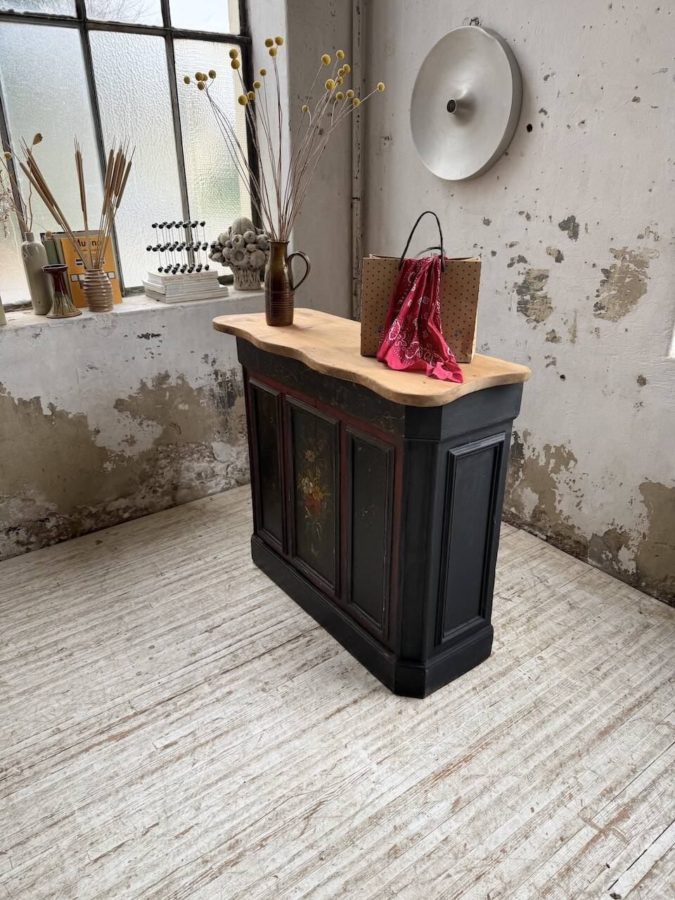 Floral 1920s trading counter