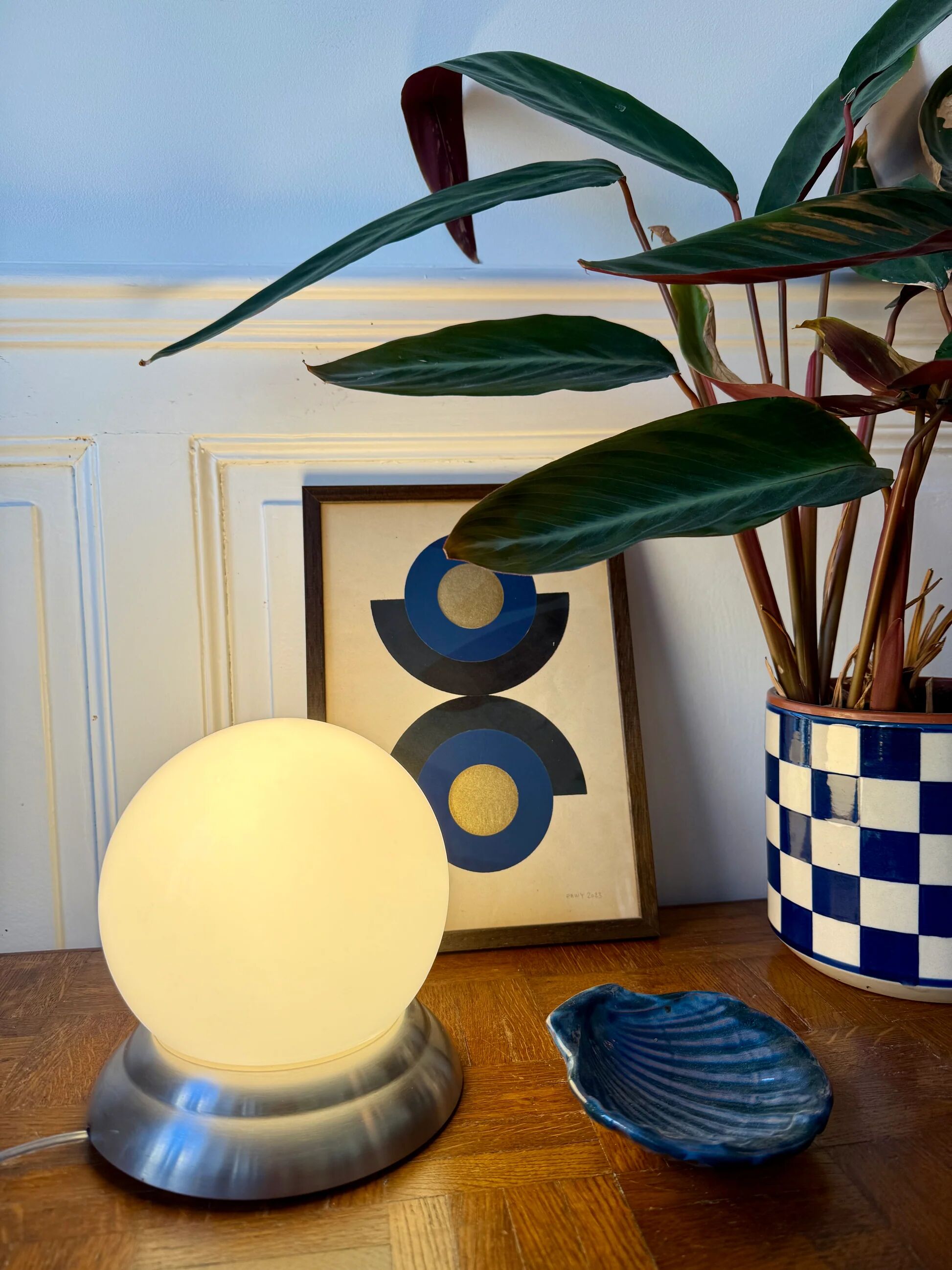 Globe lamp in opaline.