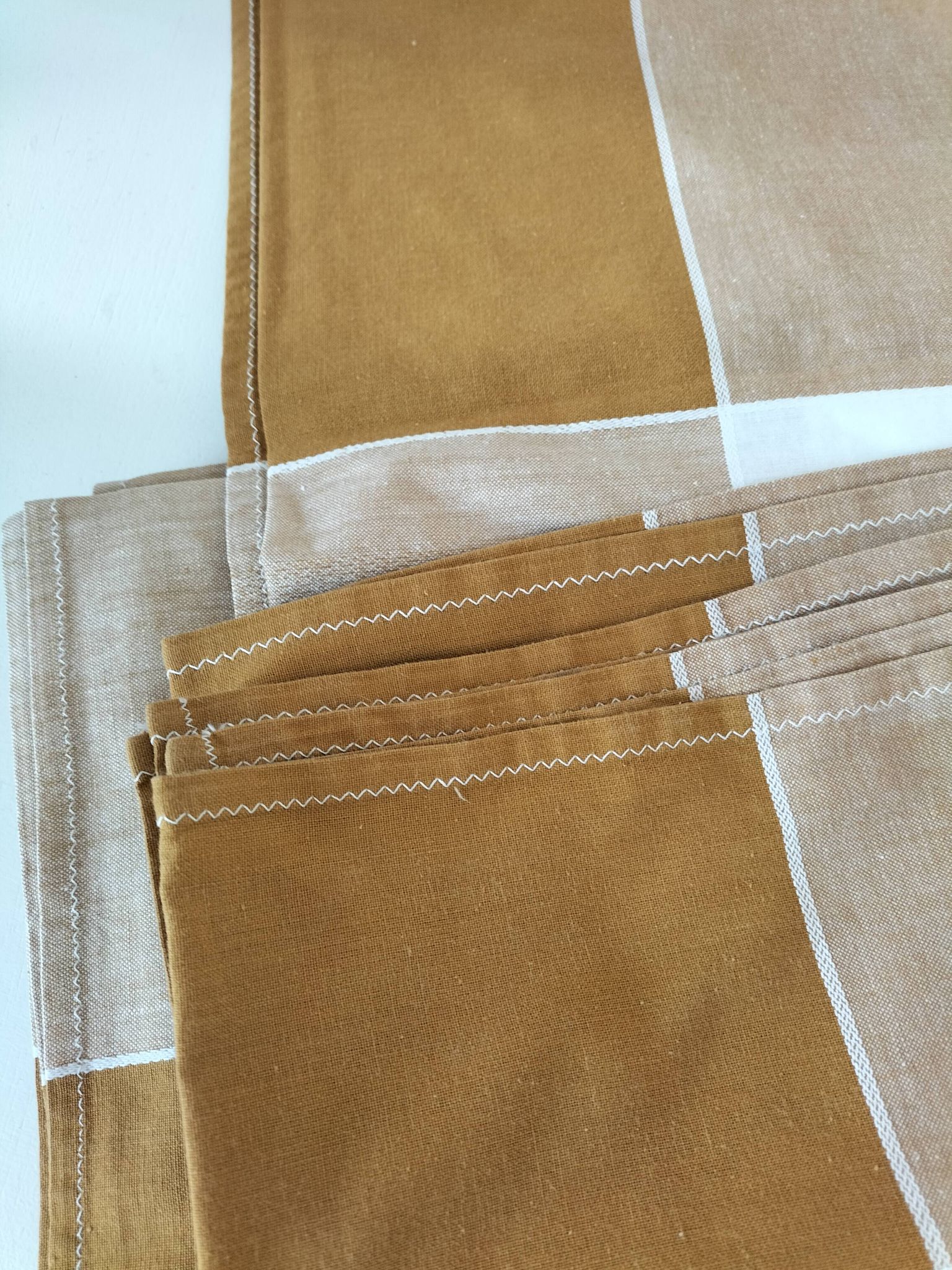 Nappe et 8 serviettes vintage – tons caramel et moutarde dorée