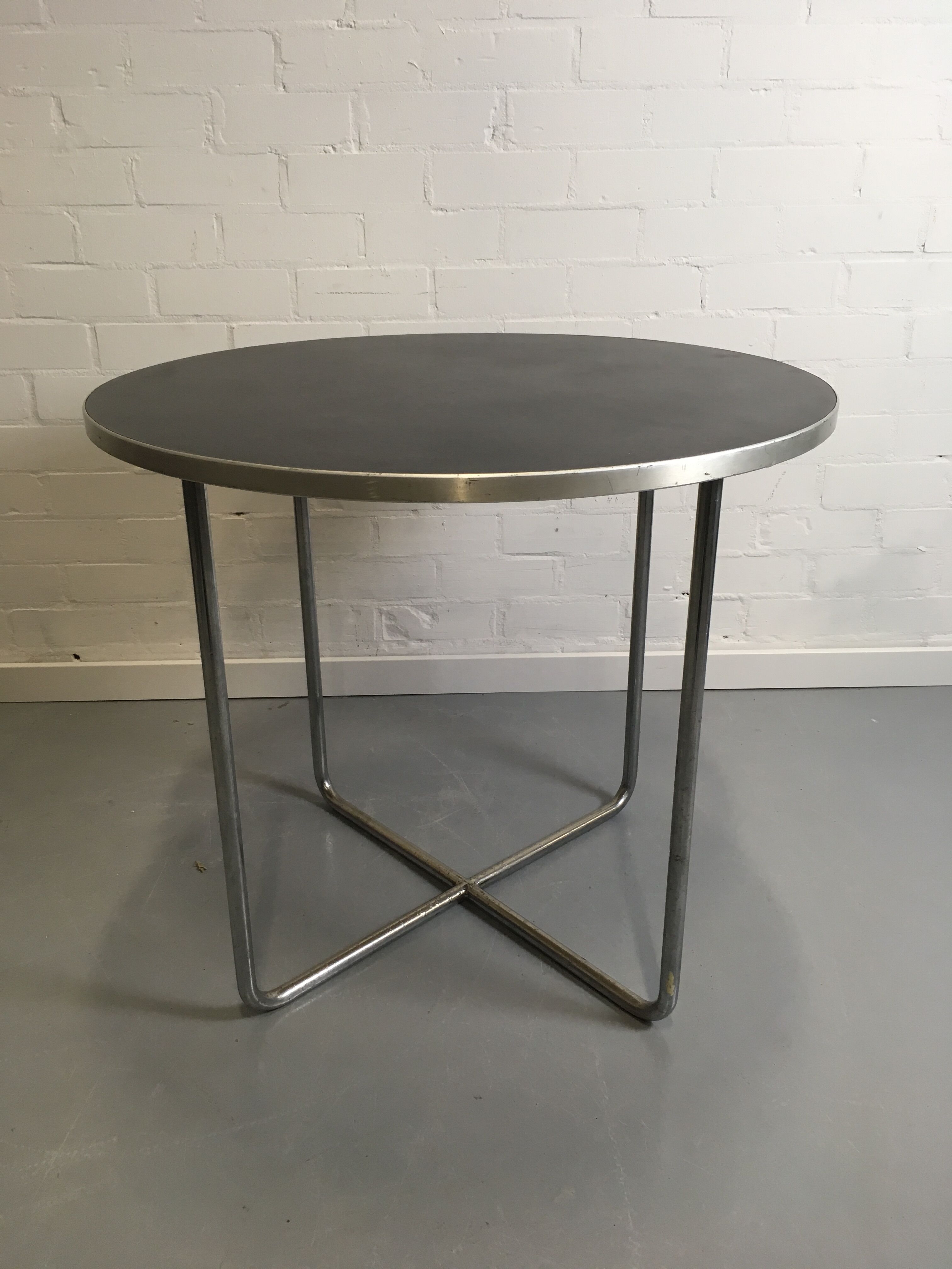 Gispen 501 dining table