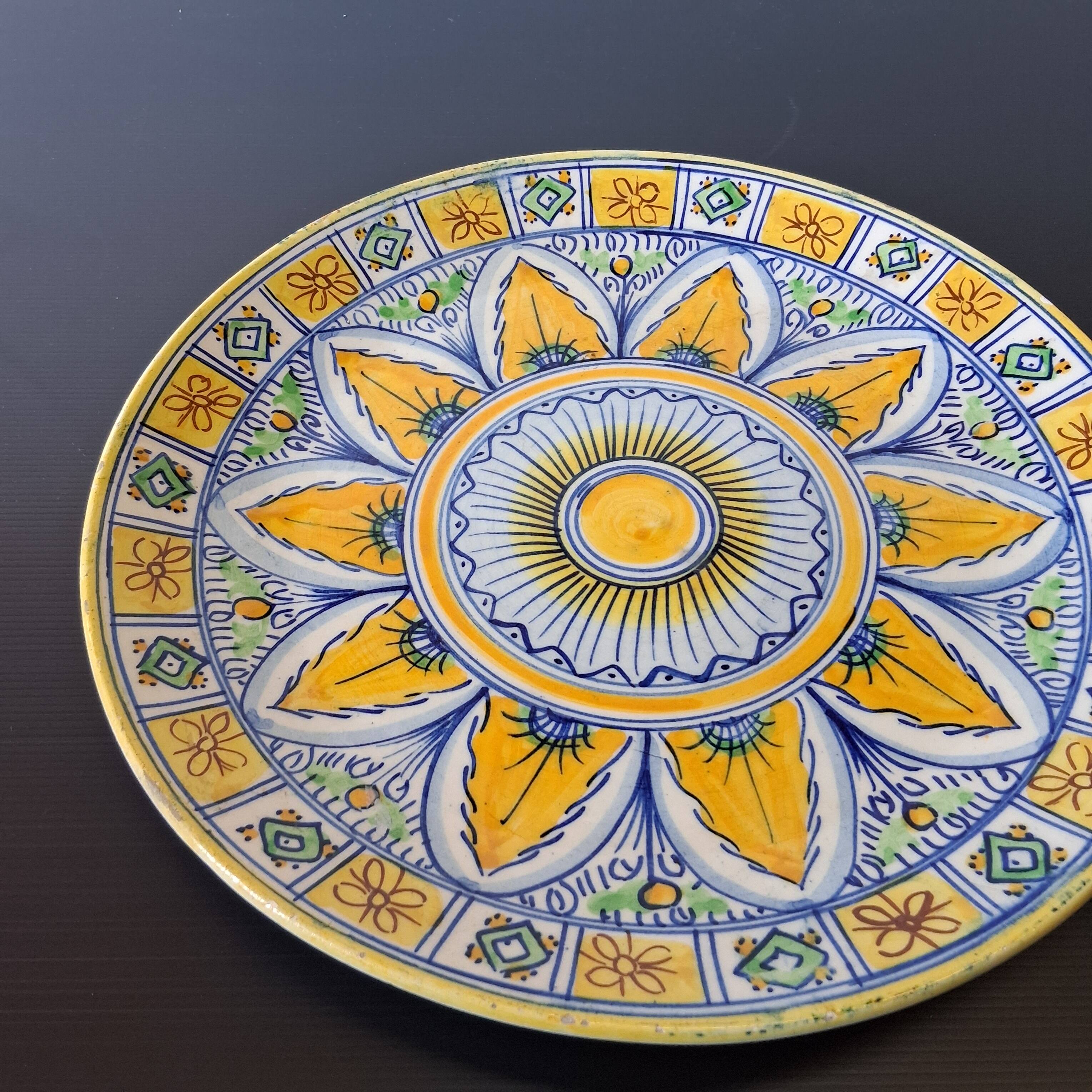 Very large serving dish / or fruit bowl in ceramic in very good condition.
