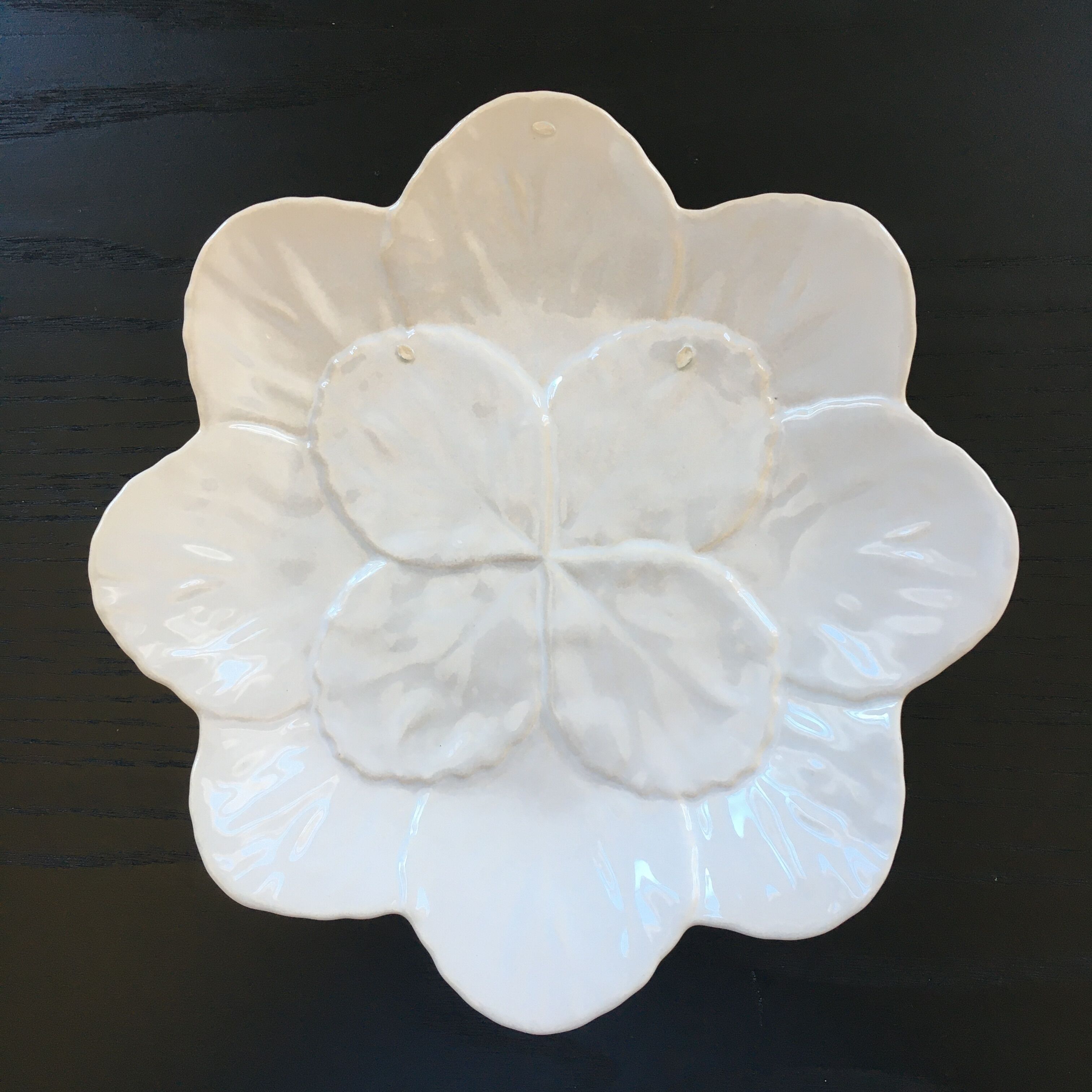 Assiette feuilles barbotine