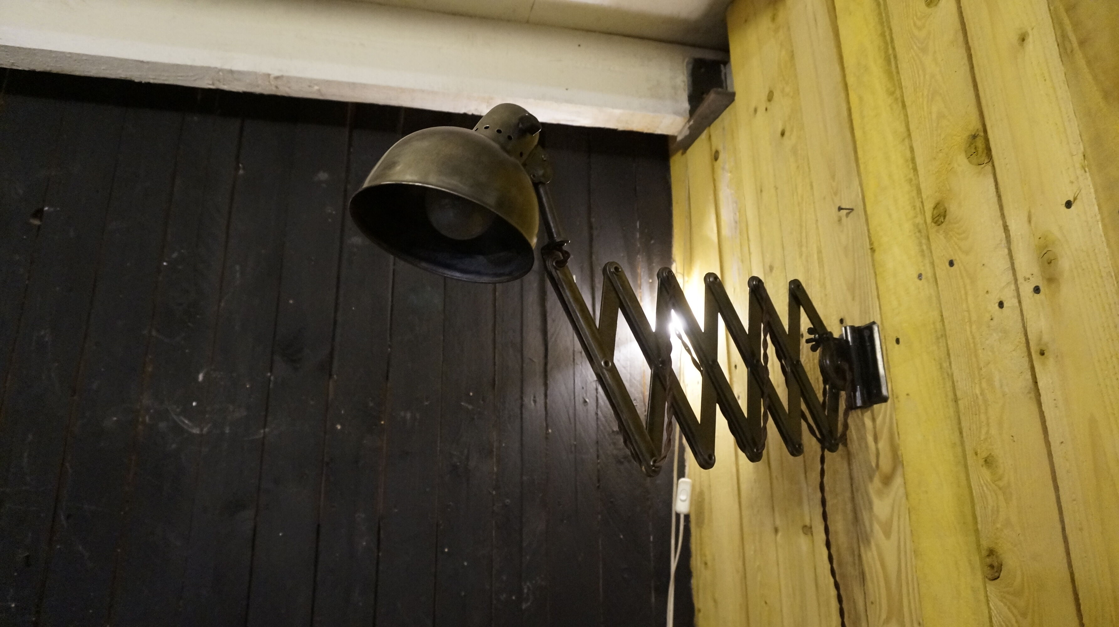 Accordion wall lamp
