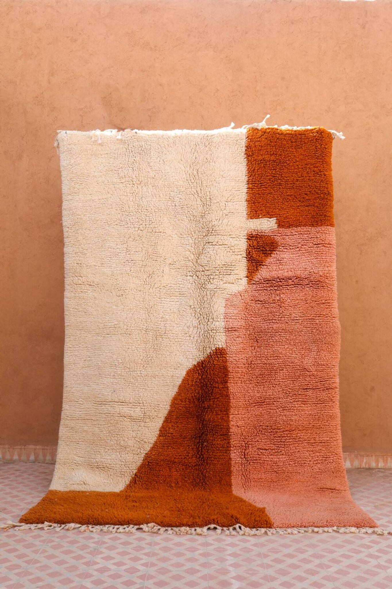 Tapis berbère Azilal terracotta et pêche moderne