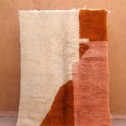 Tapis berbère Azilal terracotta et pêche moderne