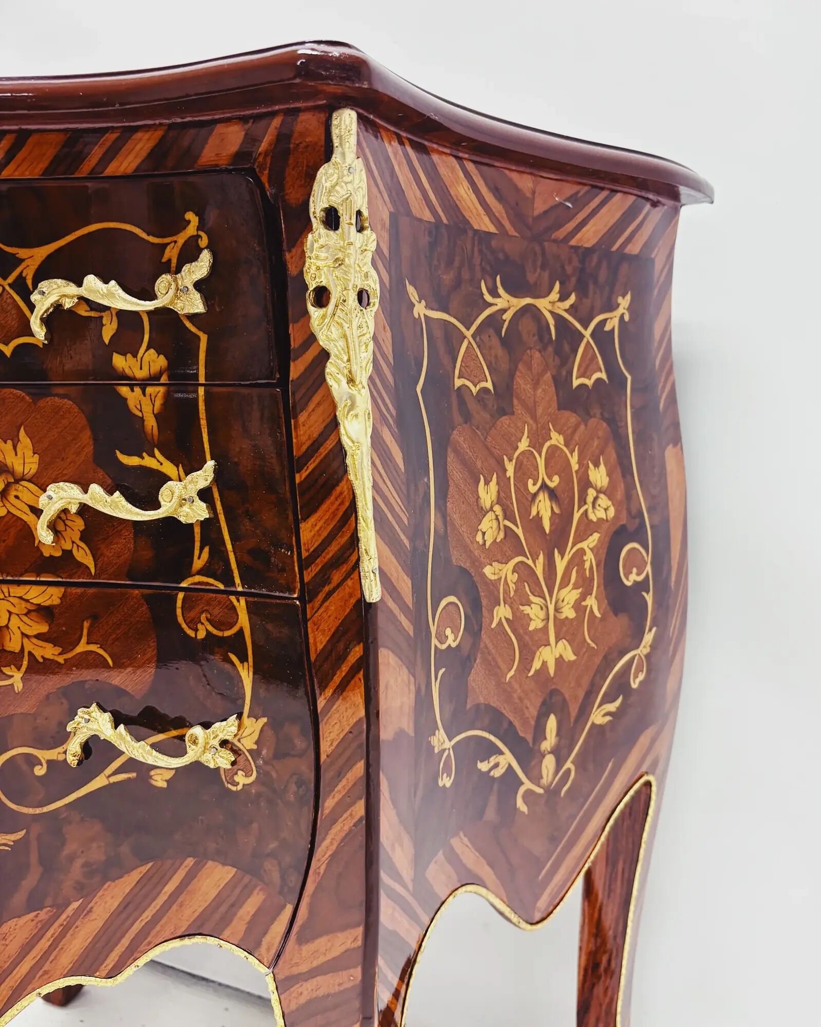 Marquetry chest of drawers with inlay in Louis XV style