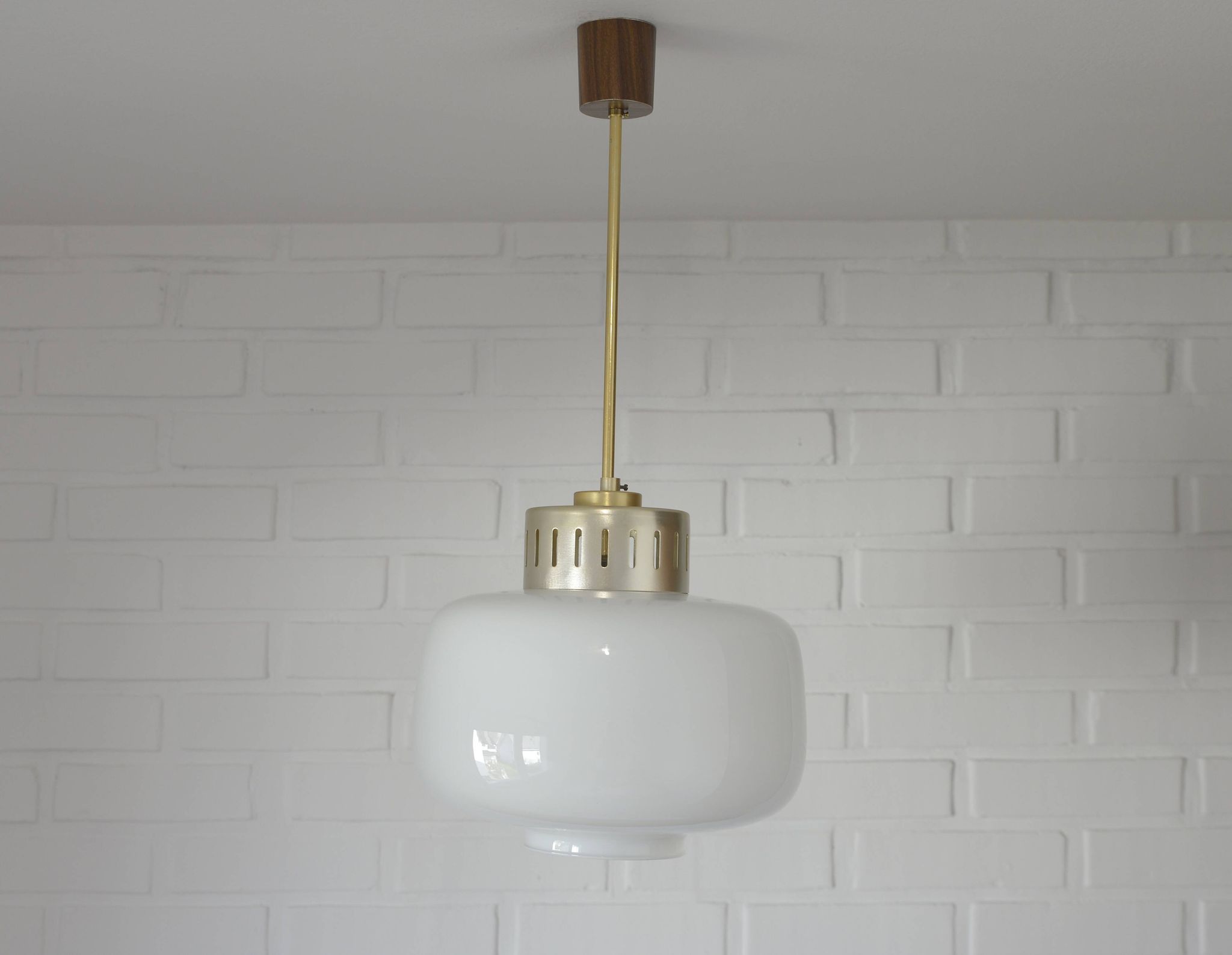 Suspension scandinave vintage / Lustre blanc de style moderne du milieu du siècle