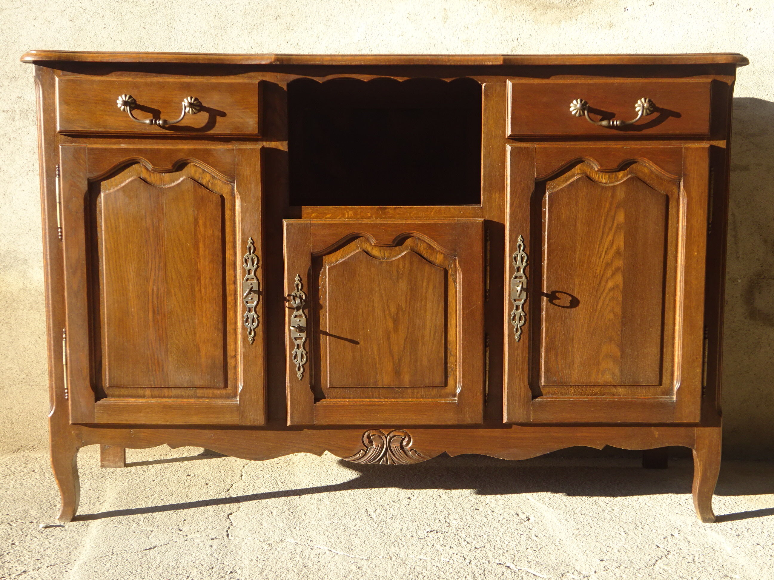 Provençal style oak enfilade