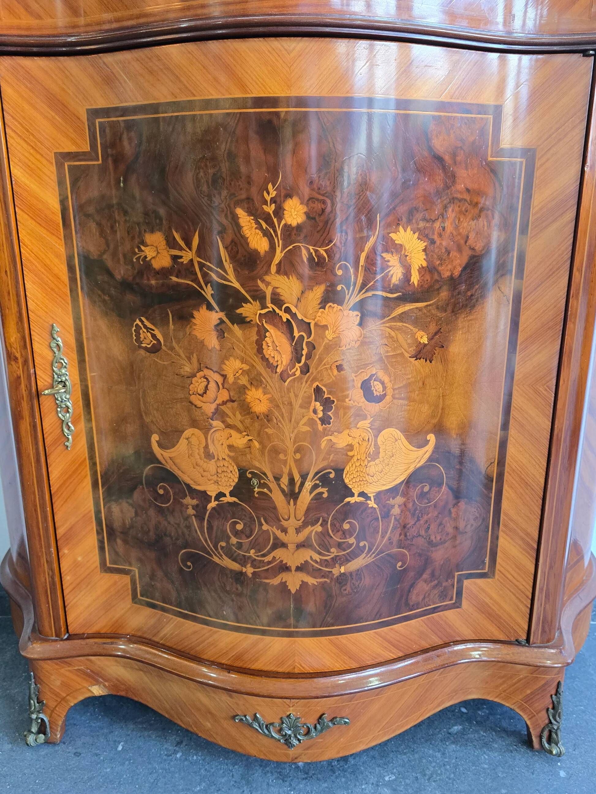 Curved support furniture in floral marquetry – Louis XV style, marble top, late 19th century.