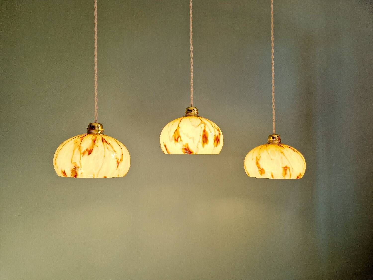 Trio of Art Deco pendant lights in marbled opaline glass, 1920s-30s