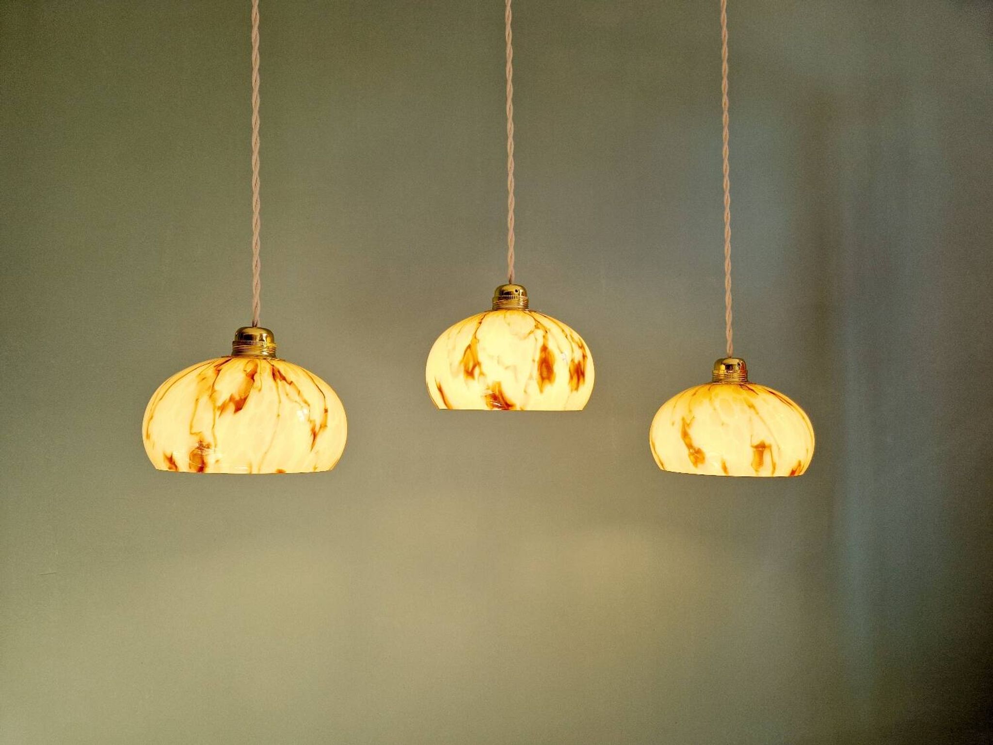 Trio of Art Deco pendant lights in marbled opaline glass, 1920s-30s