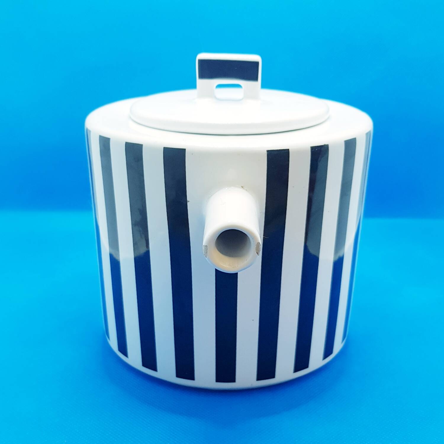 Grande théière rayée monochrome