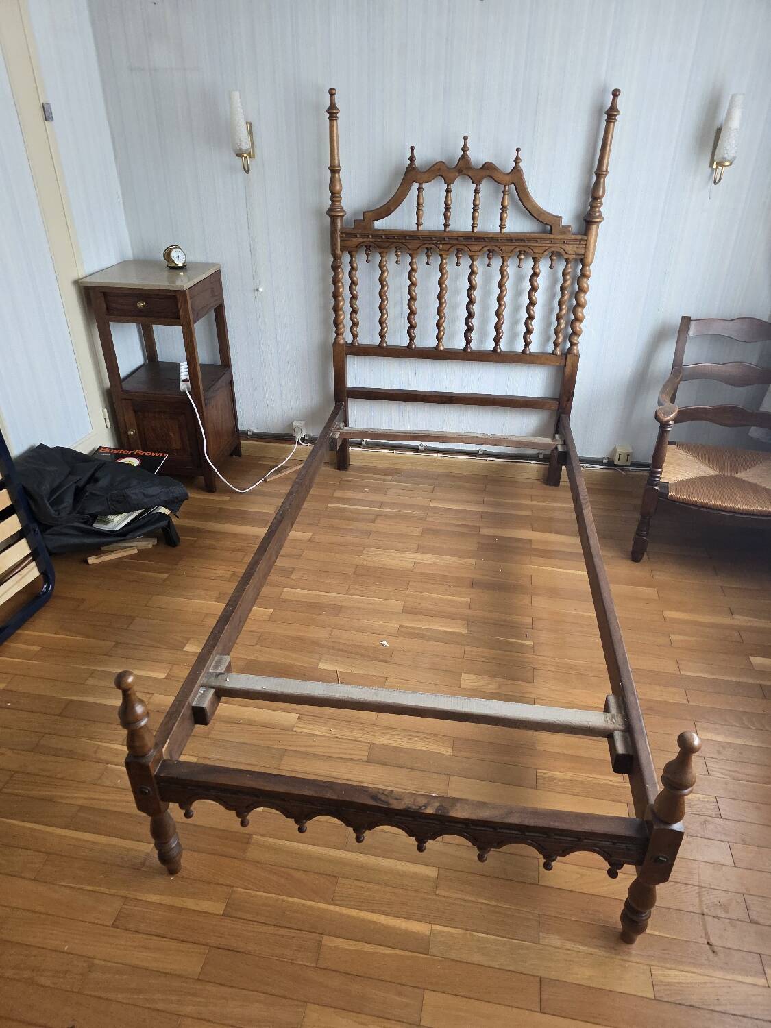 Paire de lits en bois sculpté
