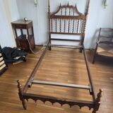 Paire de lits en bois sculpté