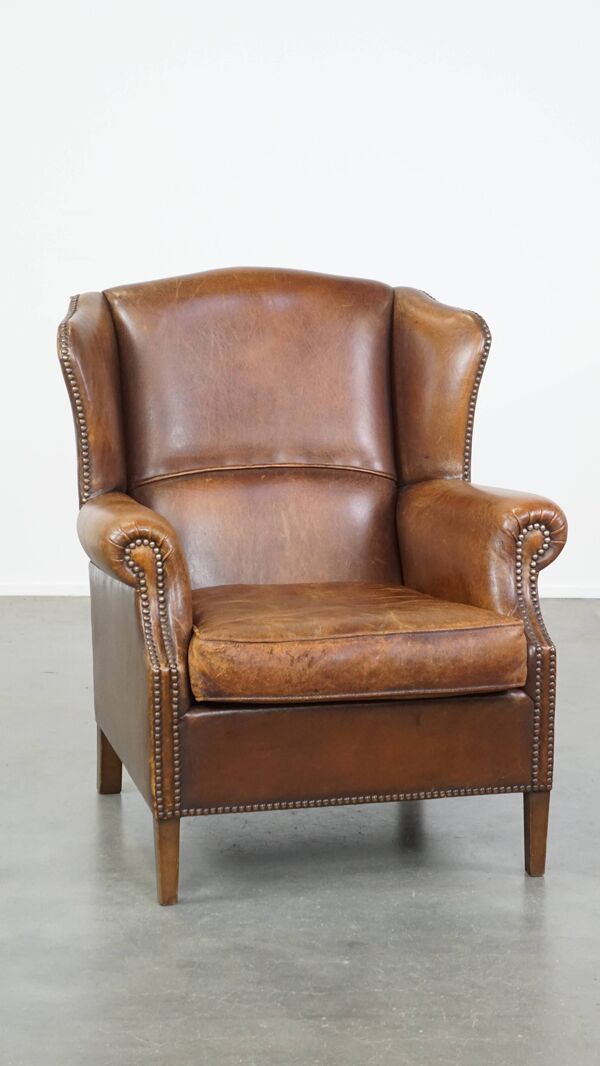 Fauteuil à oreilles en peau de mouton de couleur cognac de style anglais