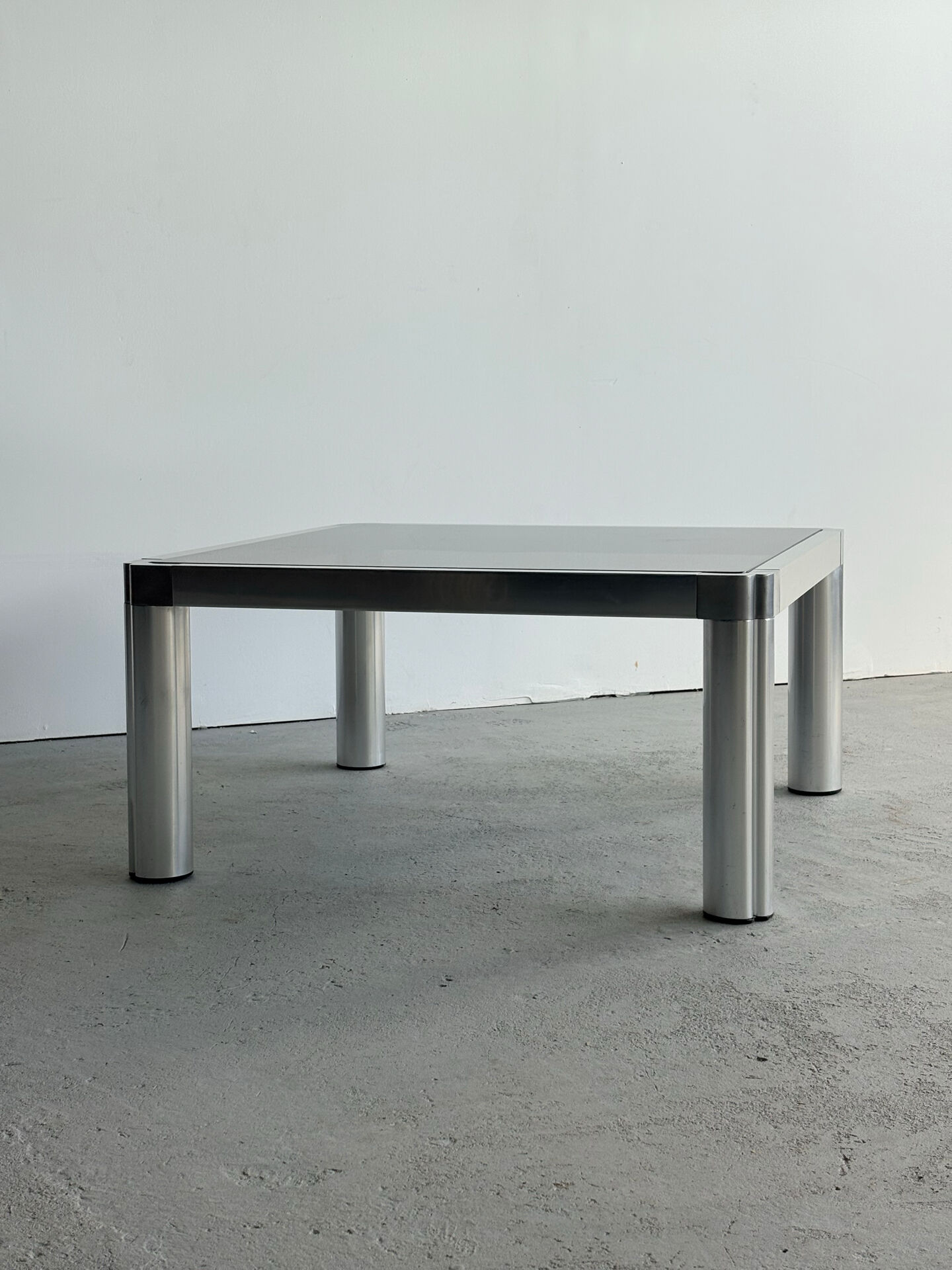 Table basse moderniste par Kho Liang Ie, années 1970