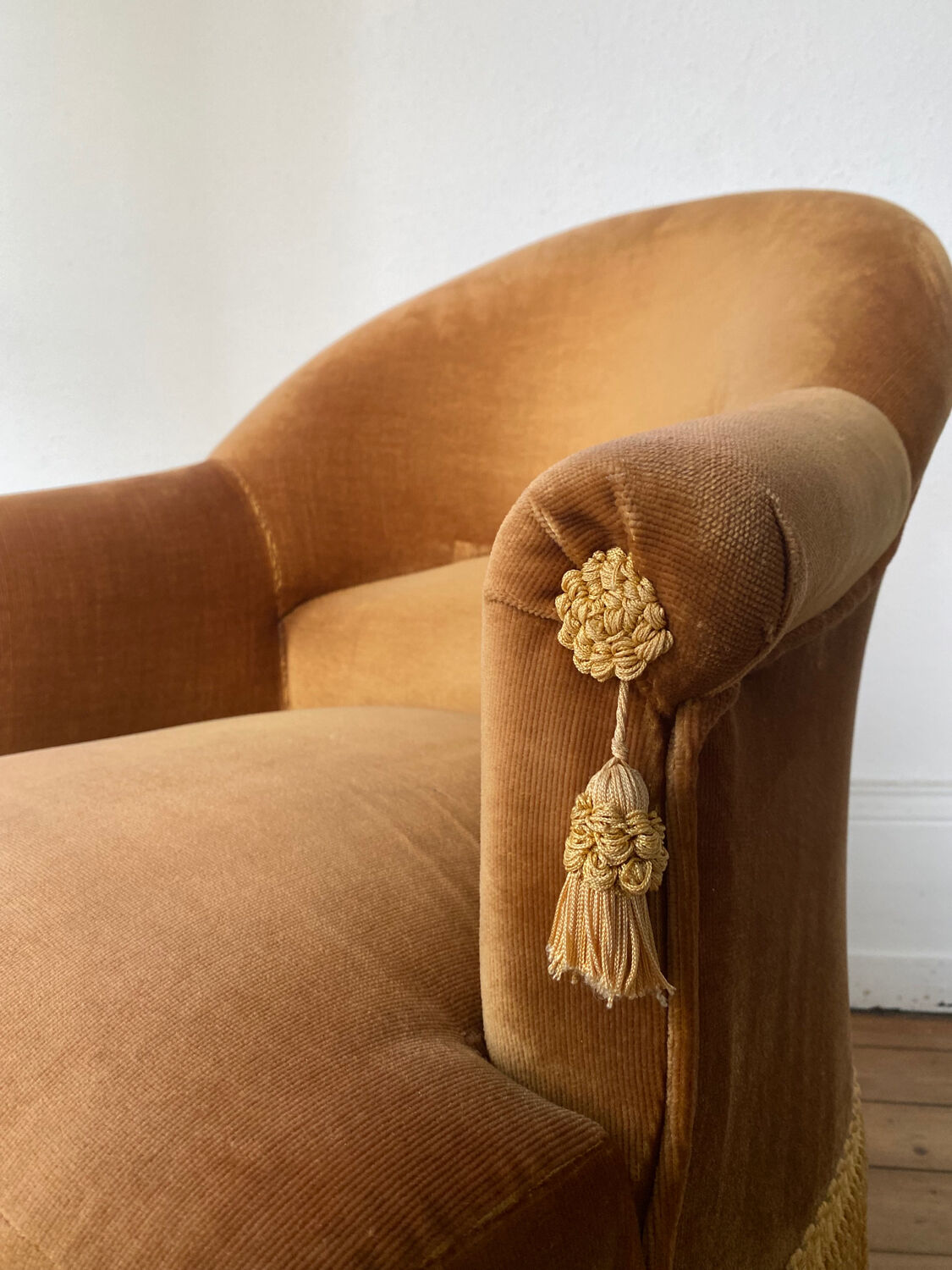 Toad armchair in golden velvet