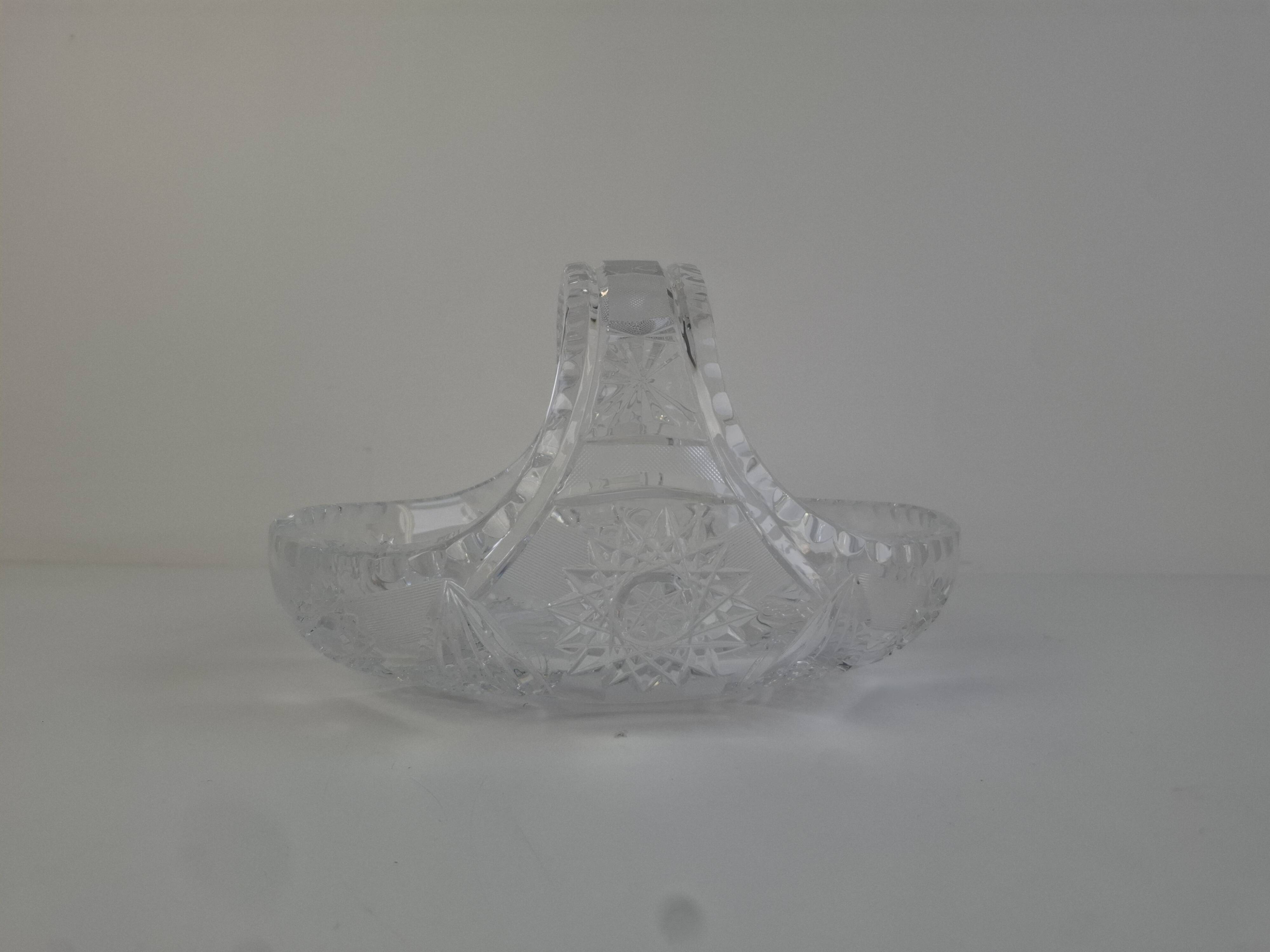 Panier en cristal taillé tchécoslovaque du milieu du XXe siècle