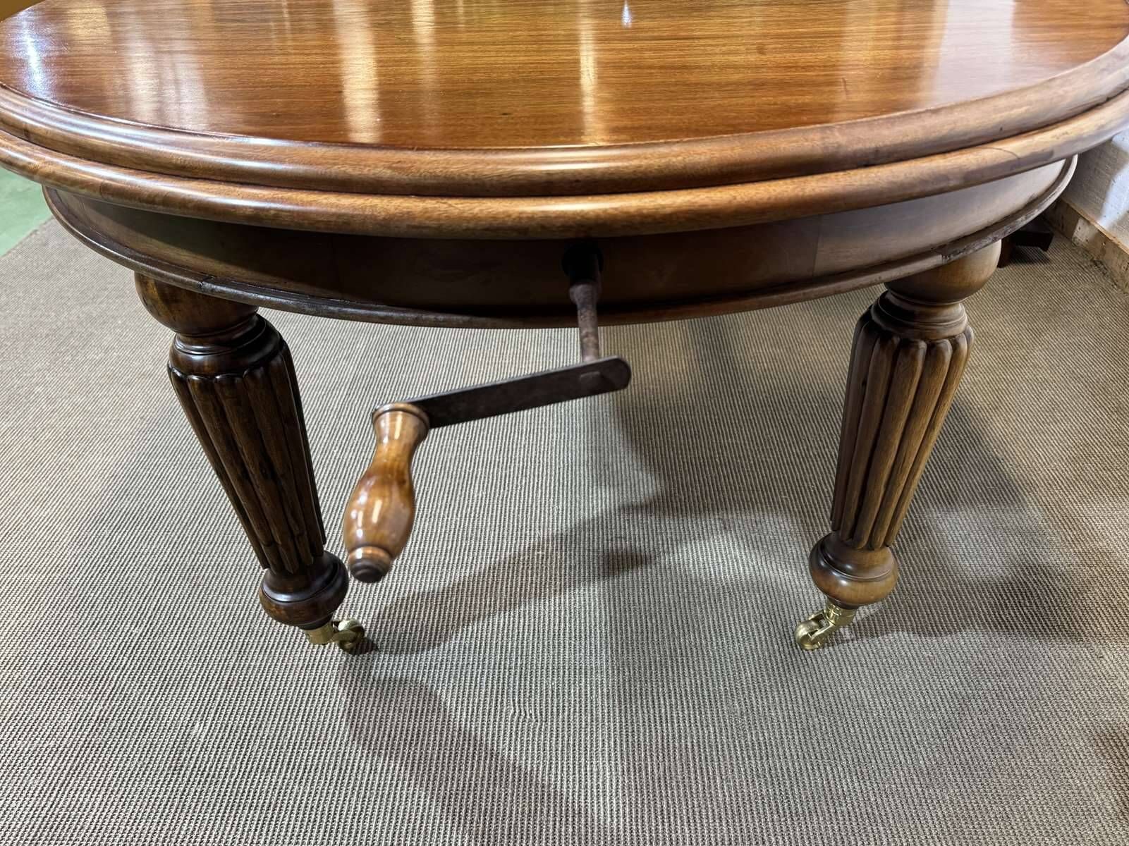 Victorian style oval mahogany table with 1 extension.