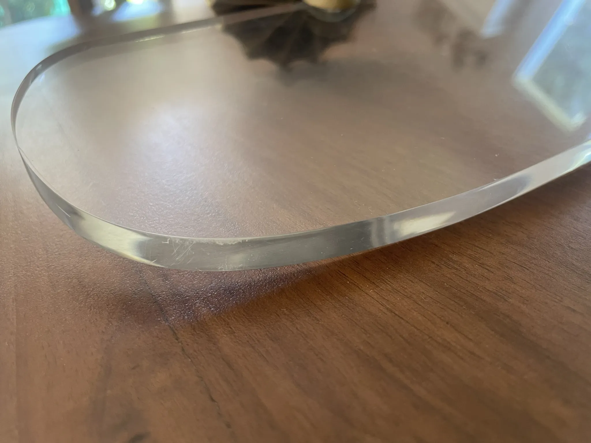 Étagère en lucite et laiton vintage avec ses patères