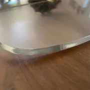 Étagère en lucite et laiton vintage avec ses patères