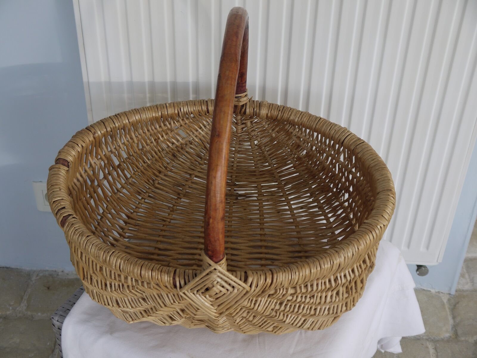 Wicker basket wooden handle