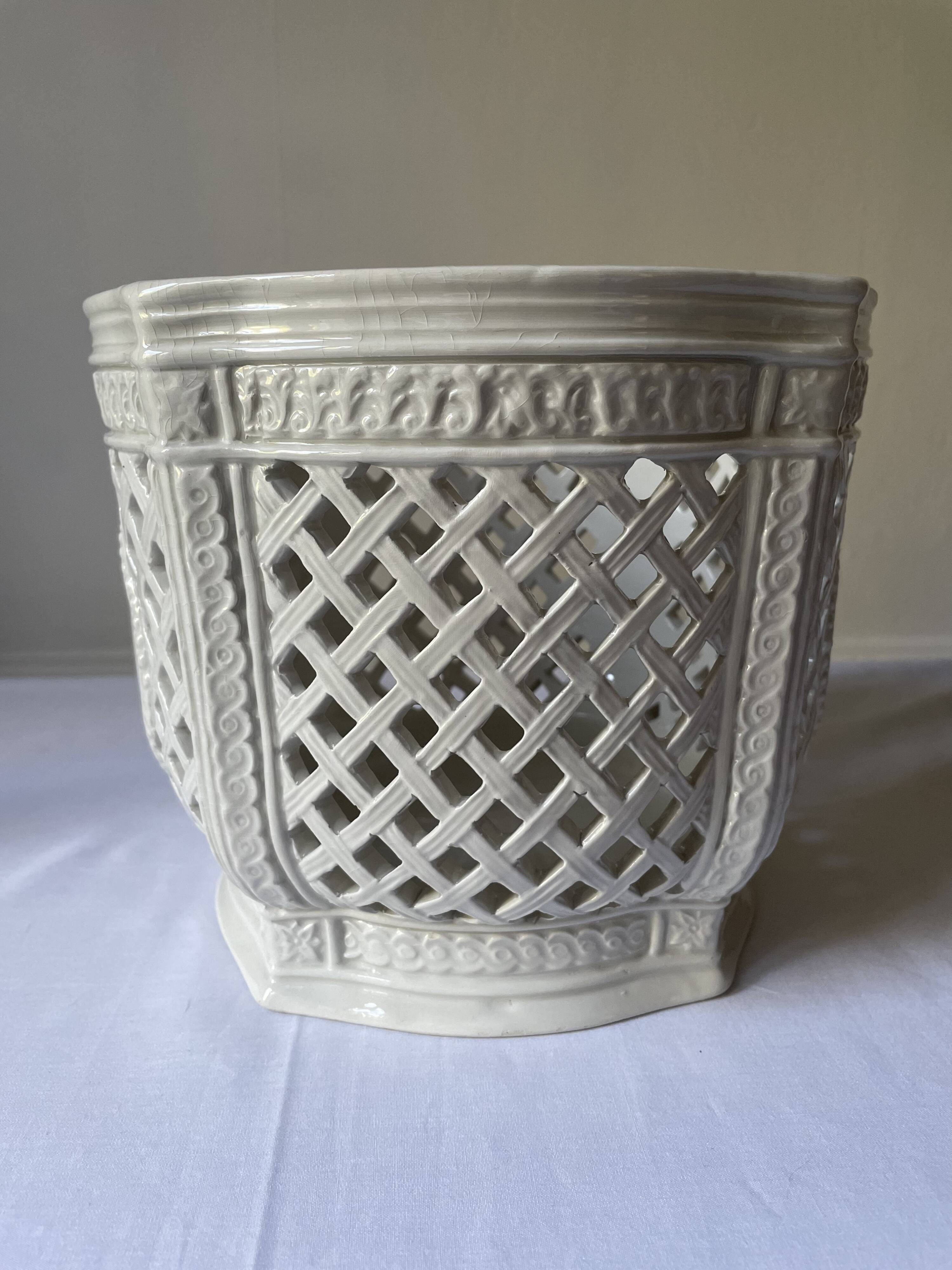 Reticulated pot cover in Italian porcelain