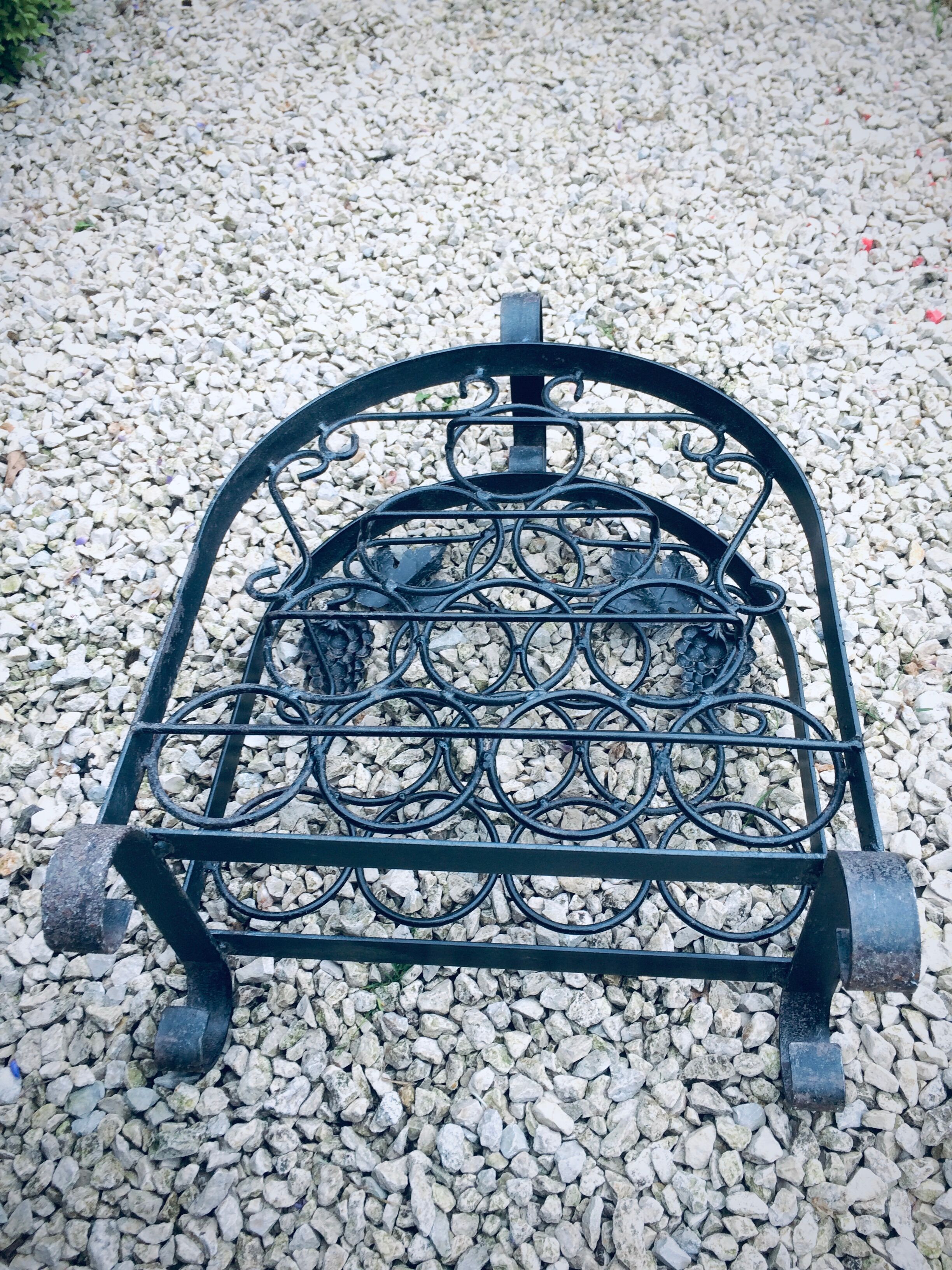 Porte-bouteille ancien en fer forgé