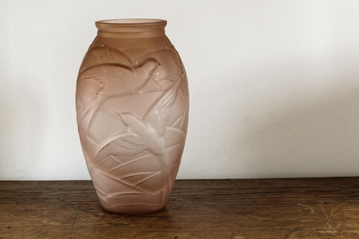 Vase en verre moulé art déco