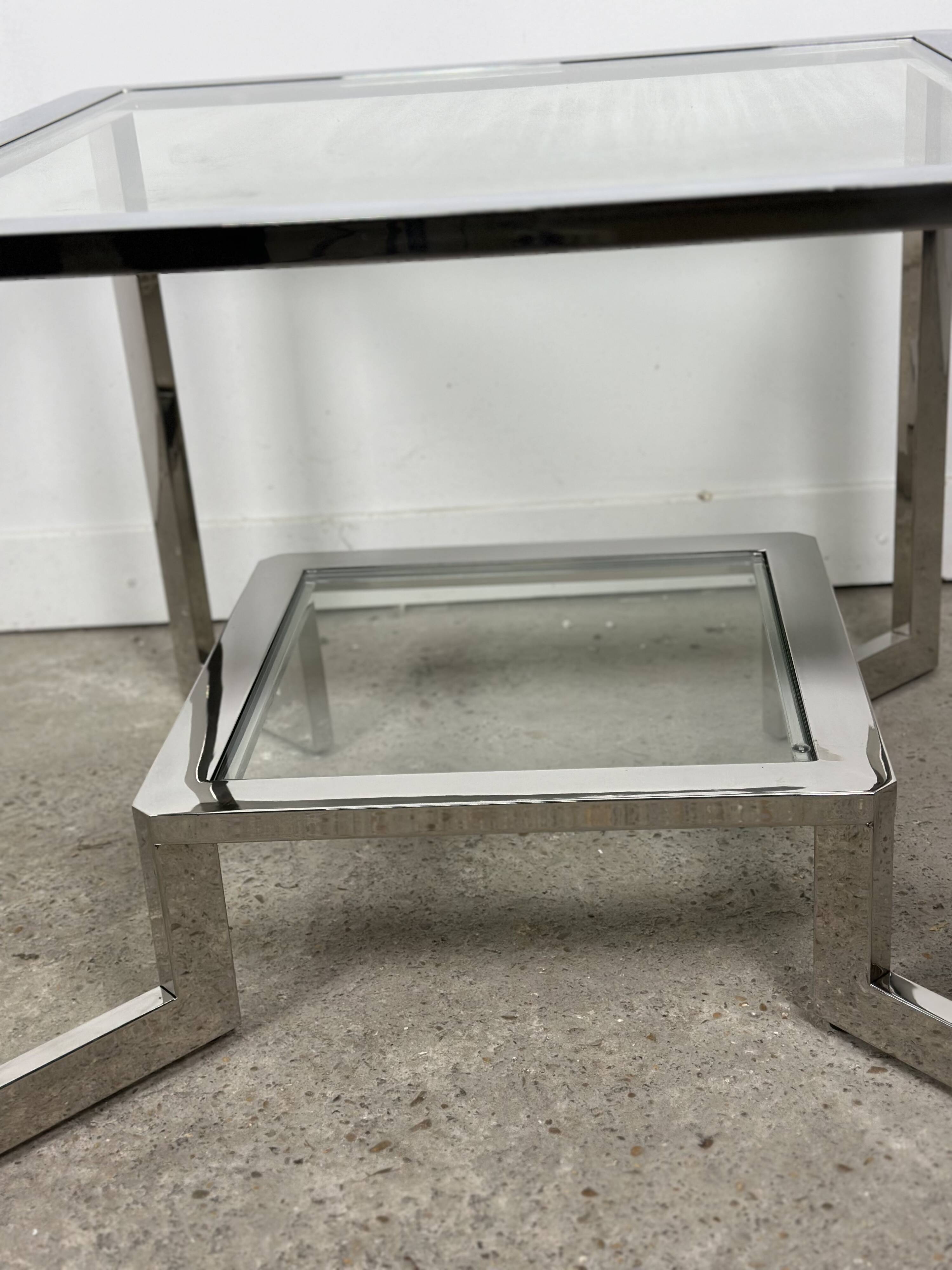 Table basse / bout de canapé chromé et verre